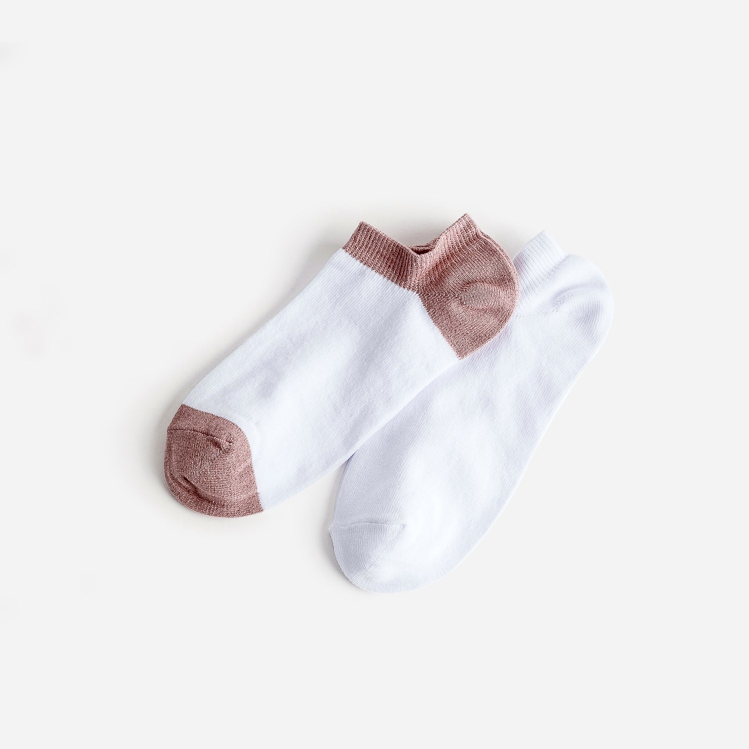 Chaussettes courtes blanches et vieux rose
