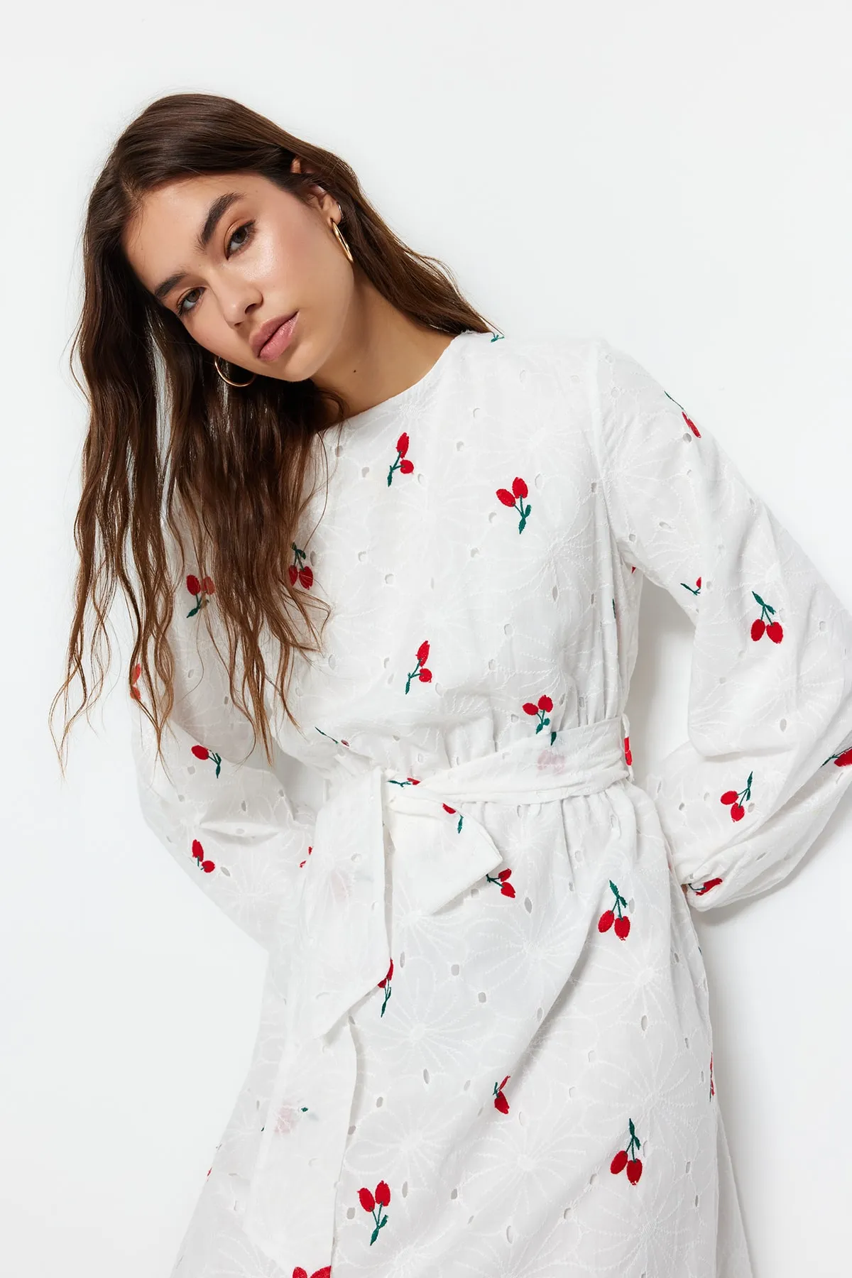 Trendyol Modest  Ecrufarbenes, gefüttertes Kleid aus 100 % Baumwolle mit Stickereien, Gürtel und detaillierten Stickereien TCTSS23EB00136