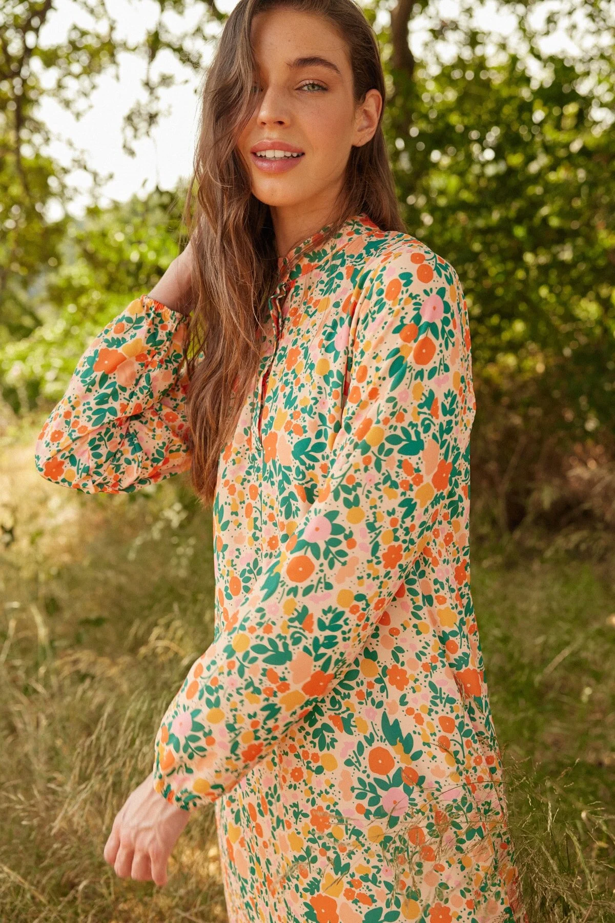Trendyol Modest  Oranges, florales, gewebtes Kleid mit halber Knopfleiste und Rüschenspitze, gefüttert TCTSS21EL3353