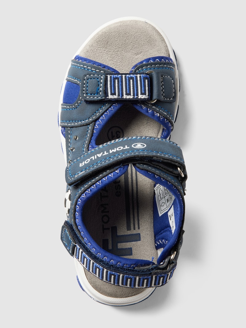 Sandalen mit Motiv-Prägung in marineblau