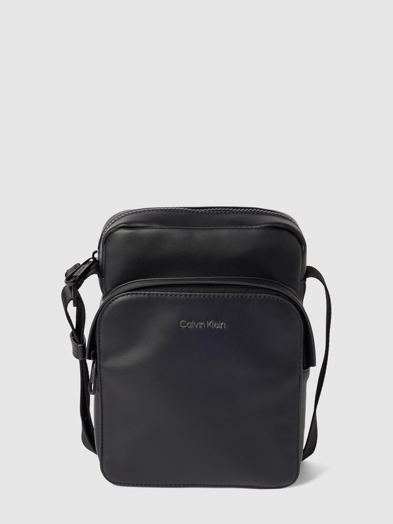 Umhängetasche mit Label-Detail Modell 'REPORTER' in schwarz