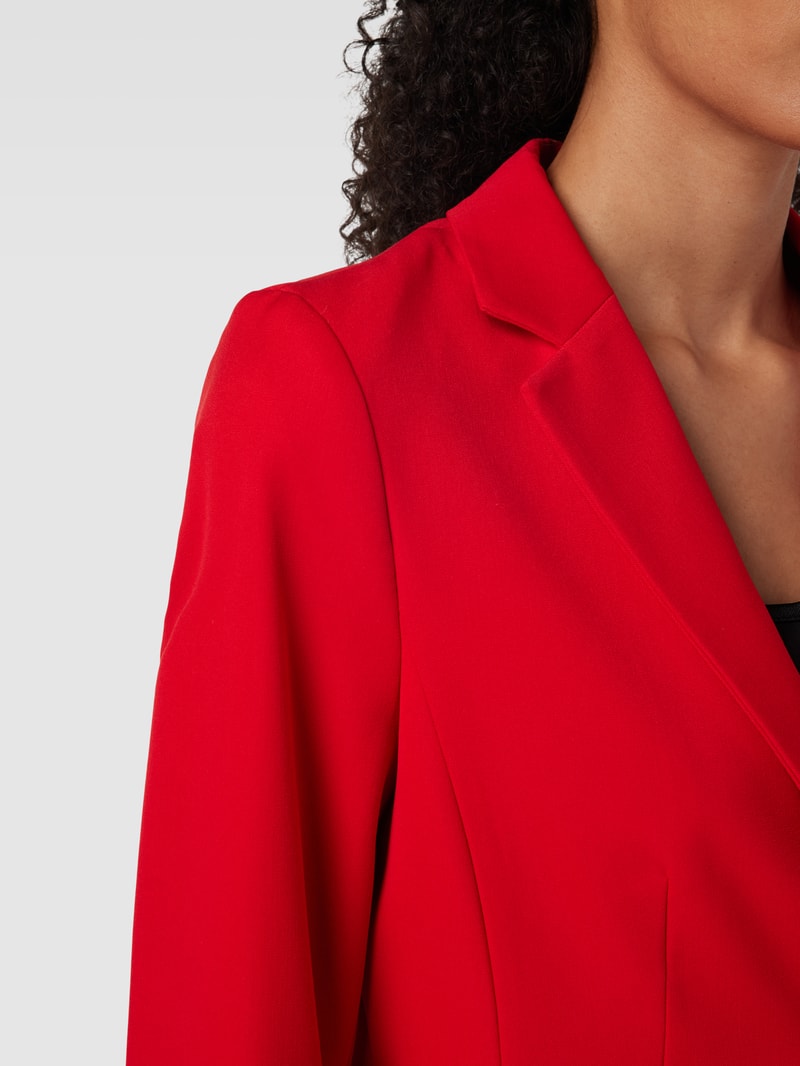 Blauer mit Eingrifftaschen in rot