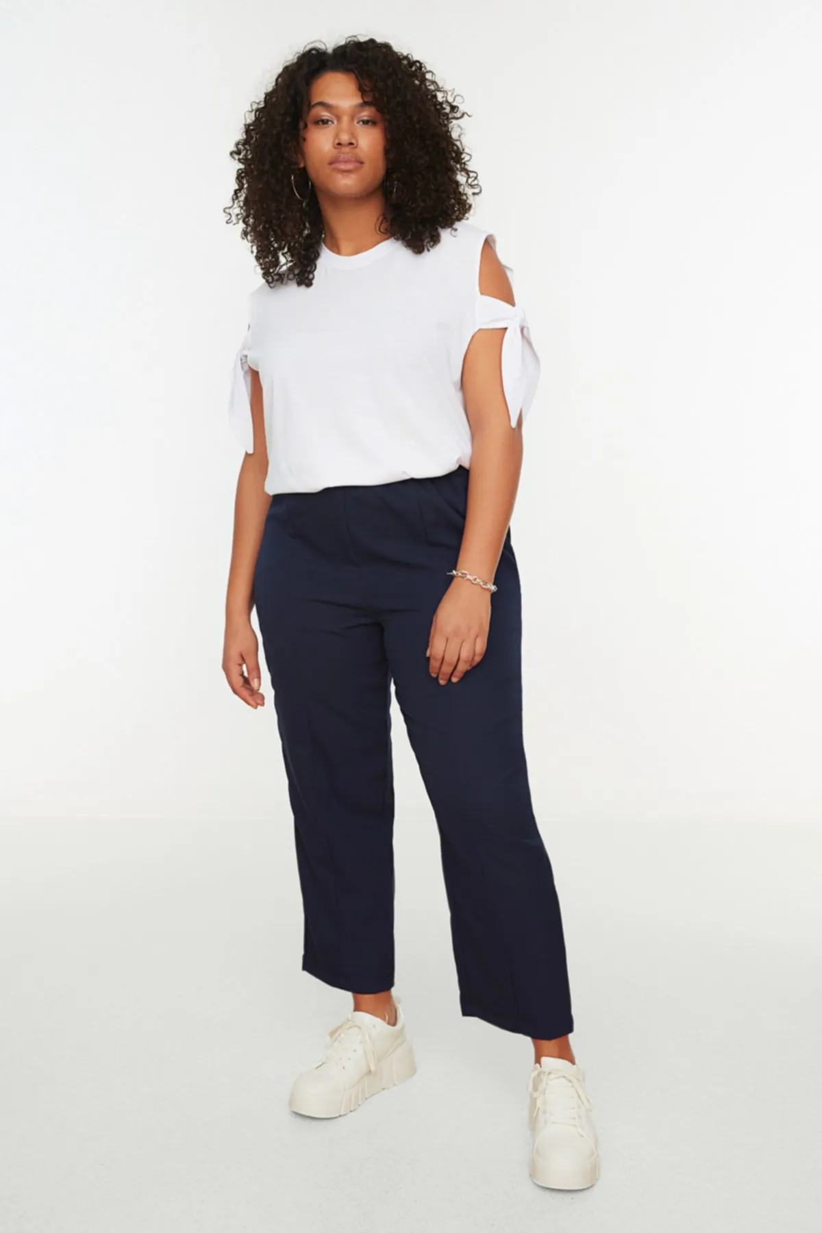 Trendyol Curve  Weißes Strick-T-Shirt mit Bindedetail an den Ärmeln TBSSS22BF0003