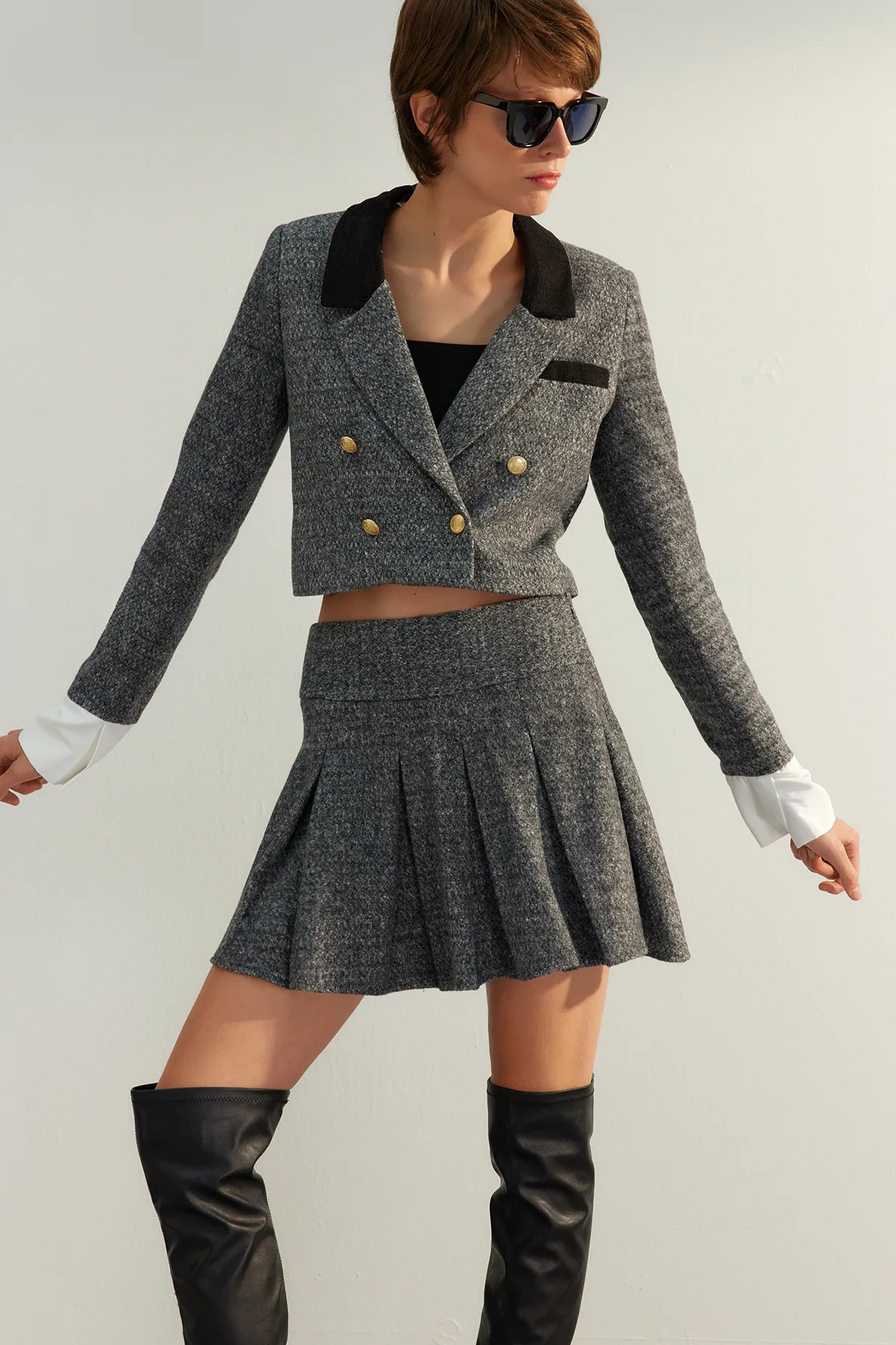 Trendyol Collection  Grauer Mini-Webrock mit Falten in Premiumqualität TWOAW24ET00259