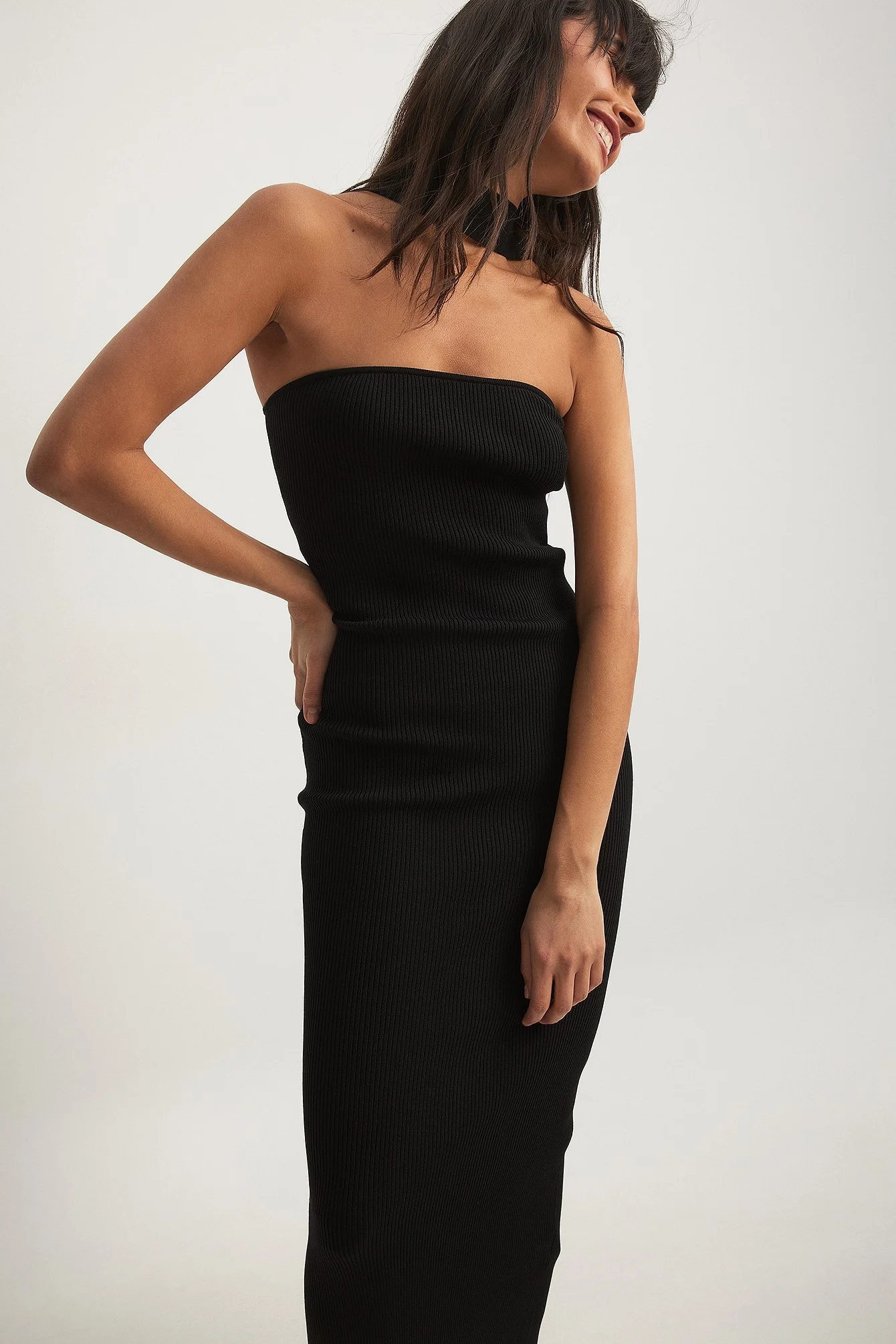 Gestricktes Bandeau-Midikleid mit Choker