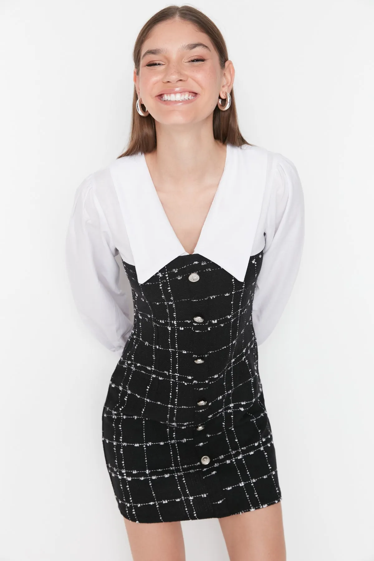 Trendyol Collection  Schwarzes Mini-Webkleid aus Tweed mit Hemdkragen in A-Linie TWOAW23EL00701