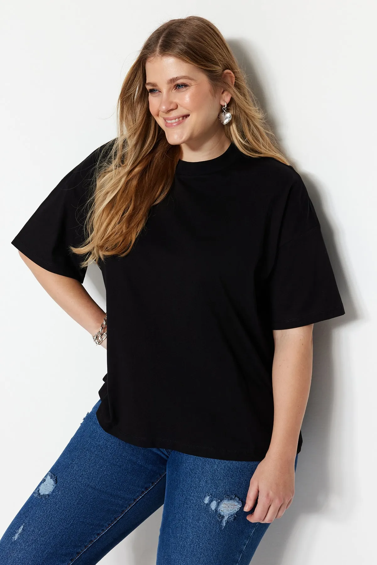 Trendyol Curve  Geripptes, weit geschnittenes Basic-Strick-T-Shirt mit schwarzem Kragen TBBSS23BF00017