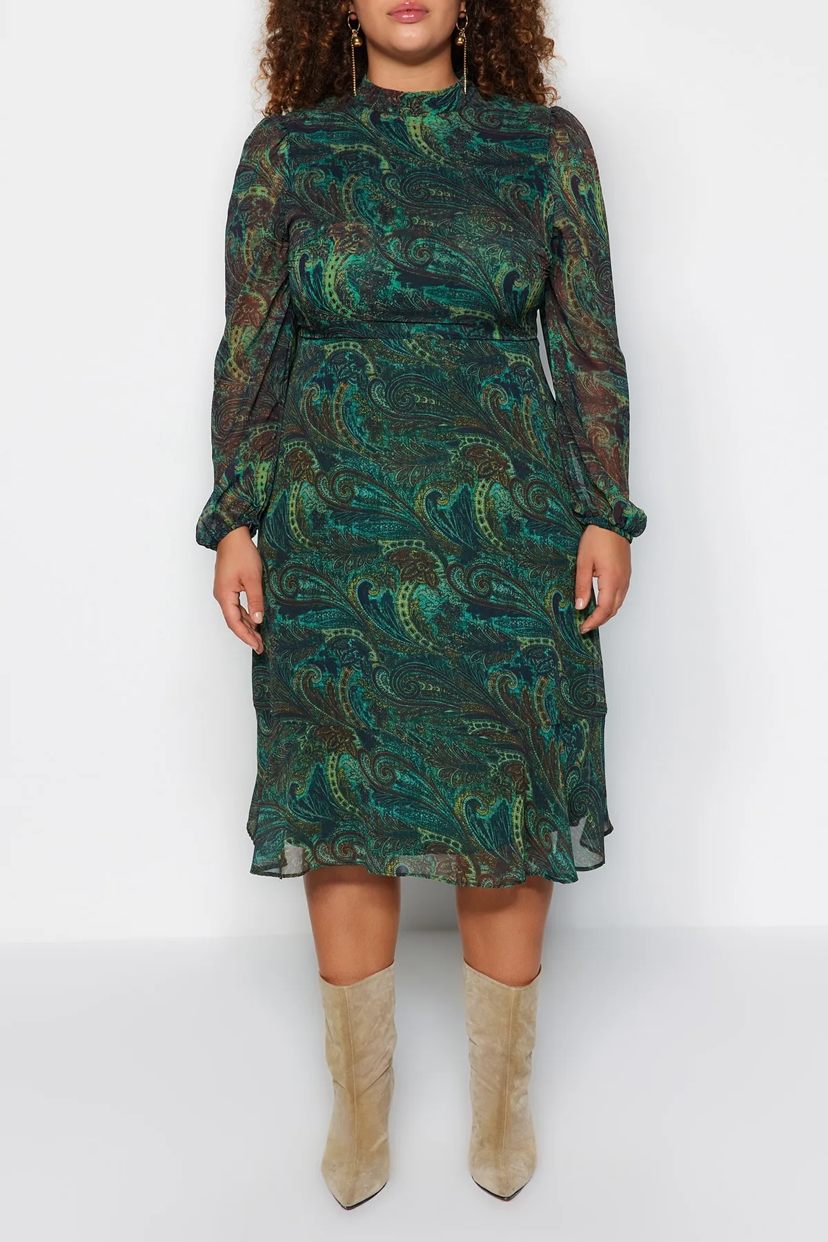 Trendyol Curve  Grünes Chiffonkleid mit Paisleymuster TBBAW24AH00028