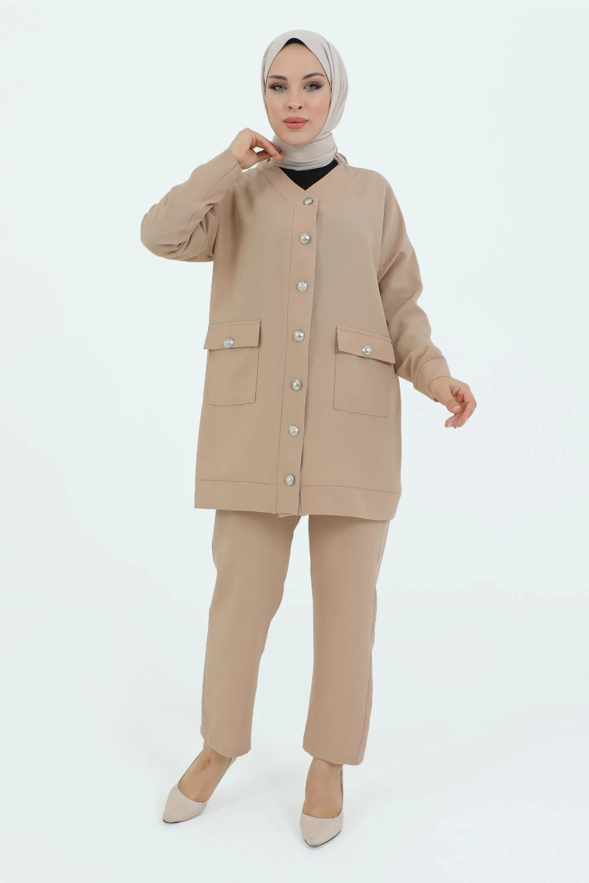 Tesettür Dünyası  V-Ausschnitt, geknöpfter Doppelanzug mit Taschen TSD231218 Beige