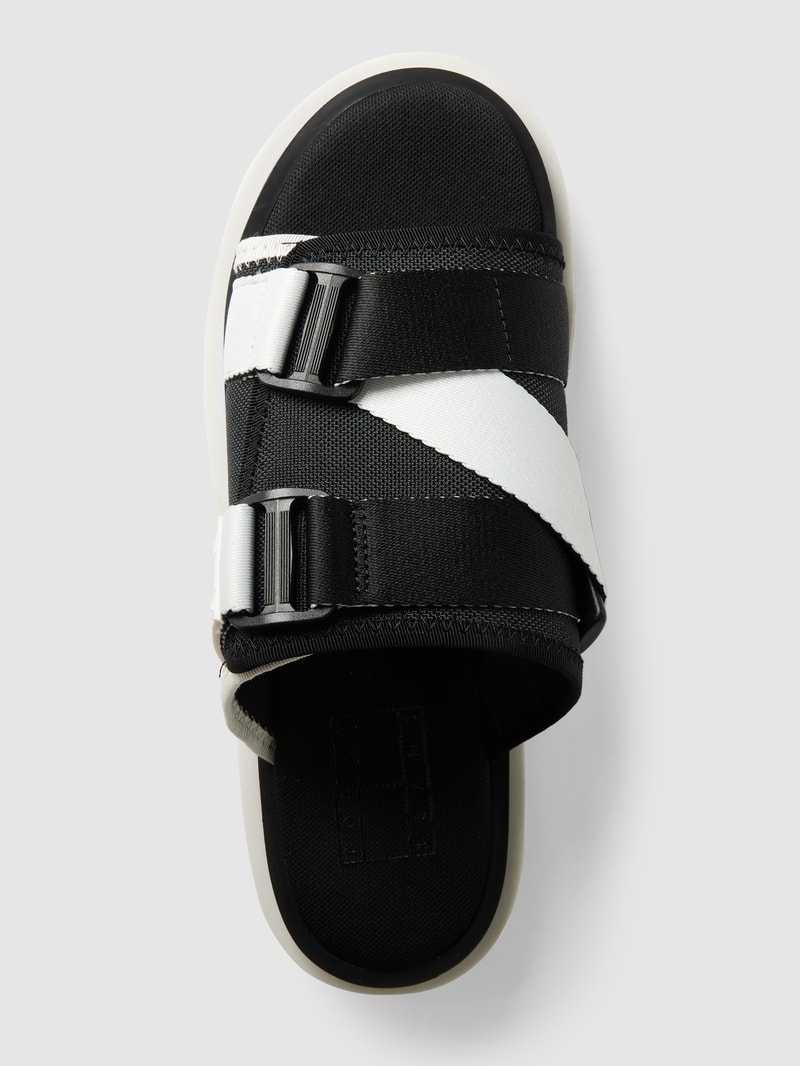 Pantoletten mit Label-Patch in schwarz