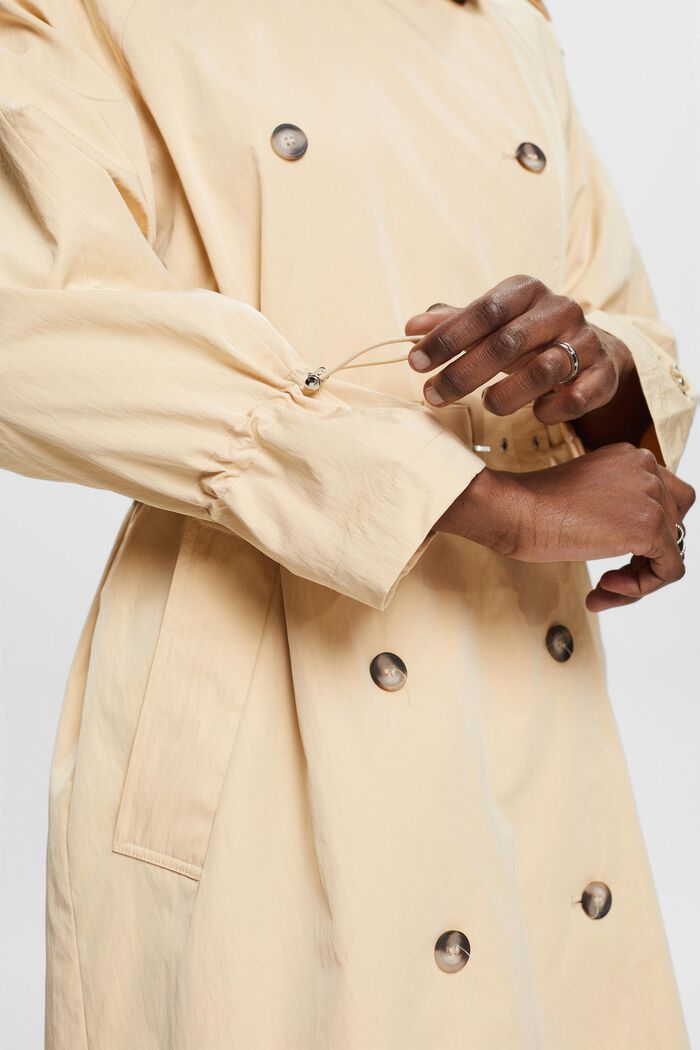 Doppelreihiger Trenchcoat mit Gürtel