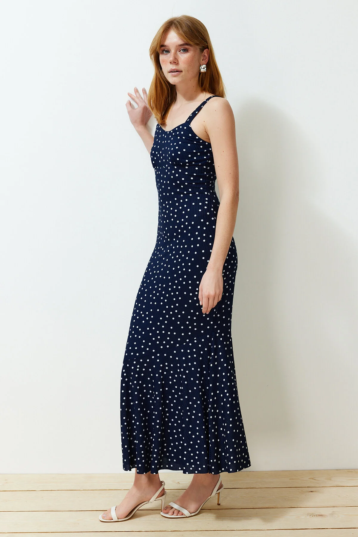Trendyol Collection  Marineblaues gemustertes, tailliertes, geripptes, flexibles Strick-Maxi-Bleistiftkleid mit Riemchen TWOSS24EL00682