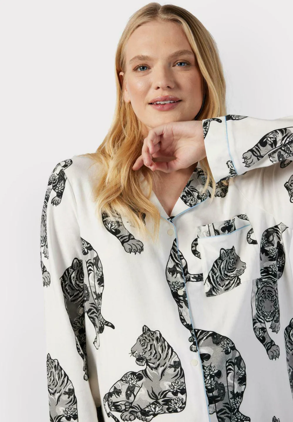 Pijama de maternidad con estampado de tigre y loto de Chelsea Peers