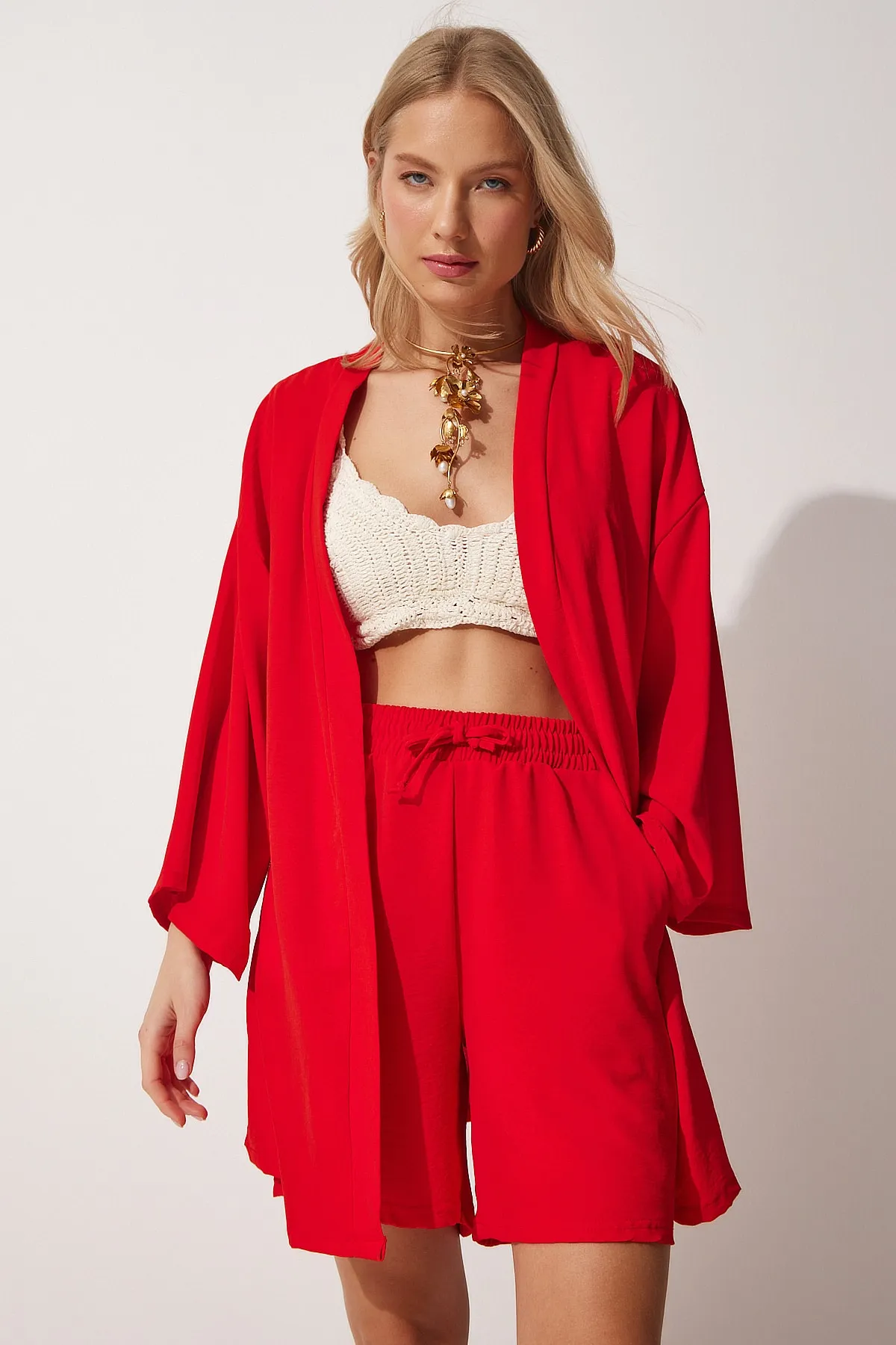 Happiness İstanbul  Fließendes Ayrobin-Kimono-Shorts-Set für Damen in leuchtendem Rot DZ00053