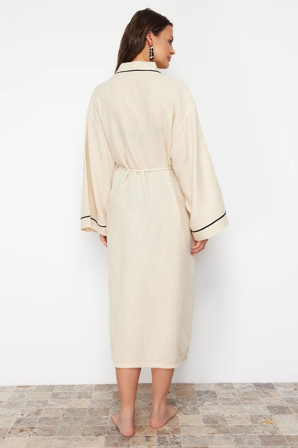Trendyol Collection  Beigefarbener Maxi-Kimono und Kaftan aus Musselin mit gewebten Paspeln und Gürtel TBESS24KM00052