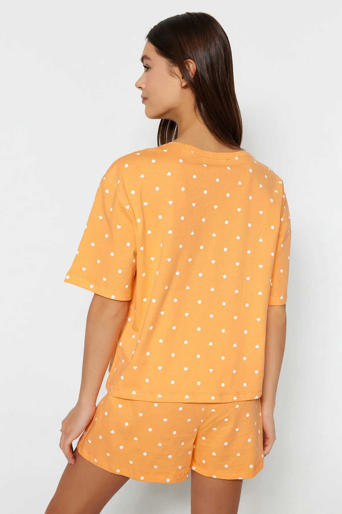 Trendyol Collection  Orangefarbenes Pyjama-Set aus T-Shirt und Shorts mit Herzmuster aus 100 % Baumwolle THMSS21PT1485