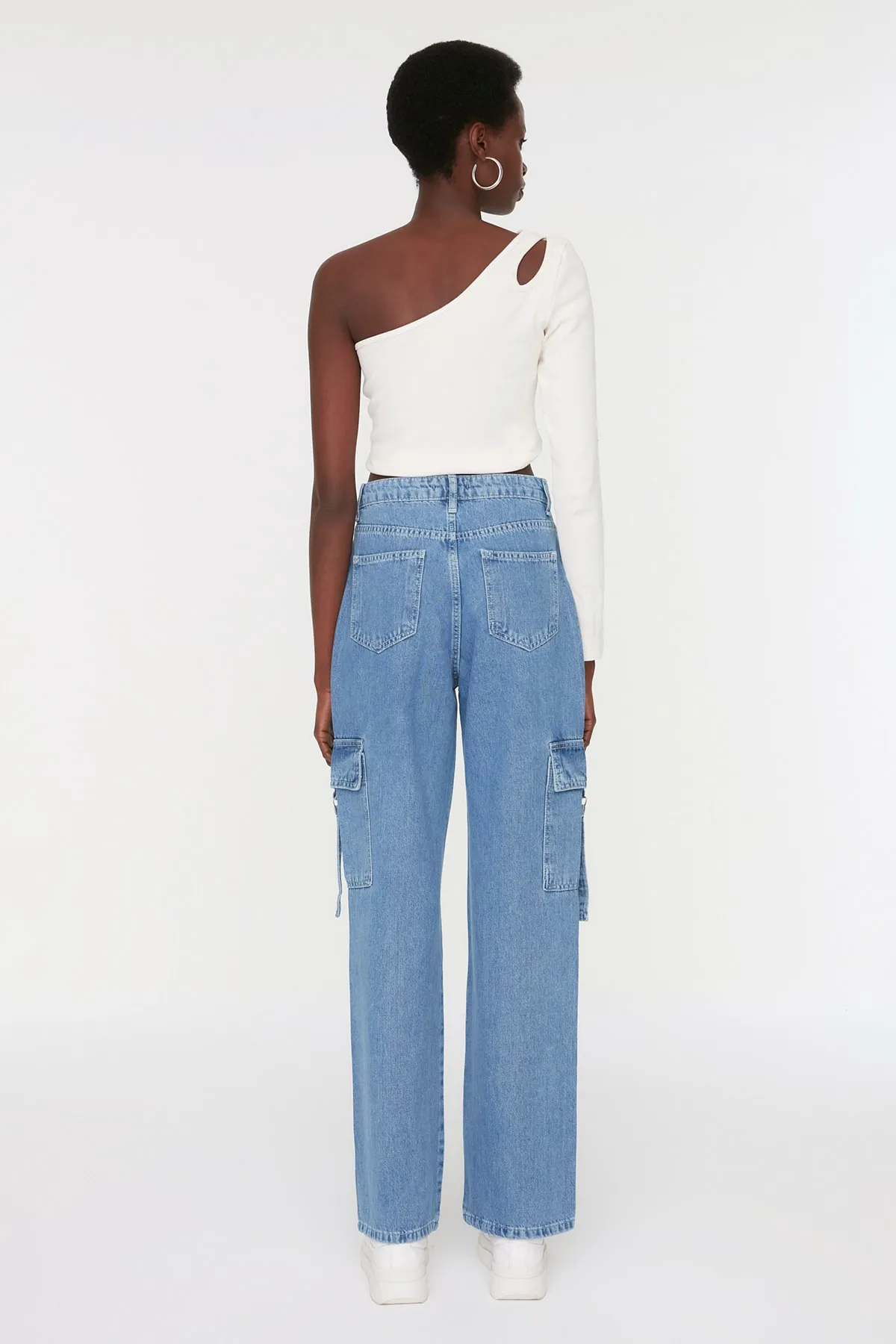 Trendyol Collection  Blaue Jeans mit hoher Taille und weitem Bein und Cargo-Taschen TWOSS22JE0657