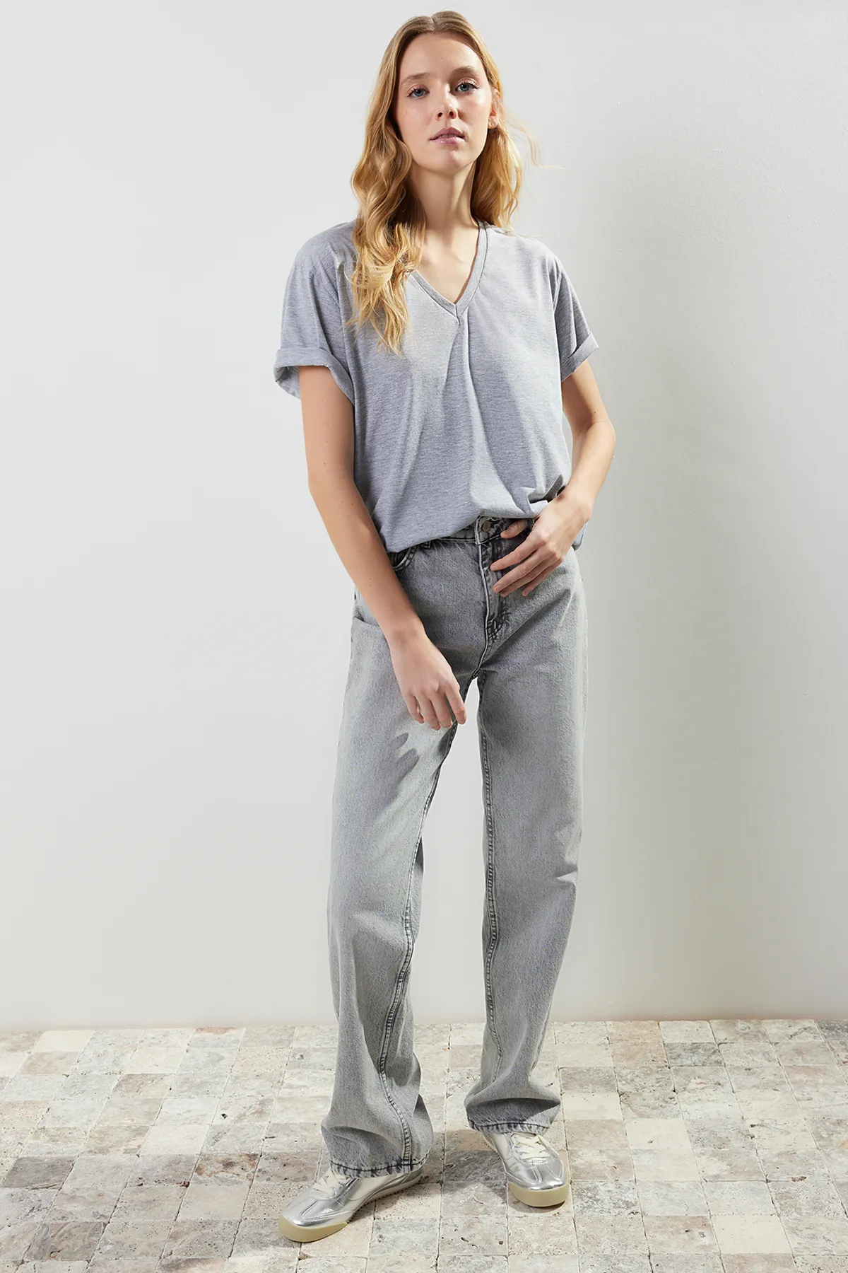 Trendyol Collection  Grau meliertes Oversize-Strick-T-Shirt mit V-Ausschnitt TWOSS23TS00003