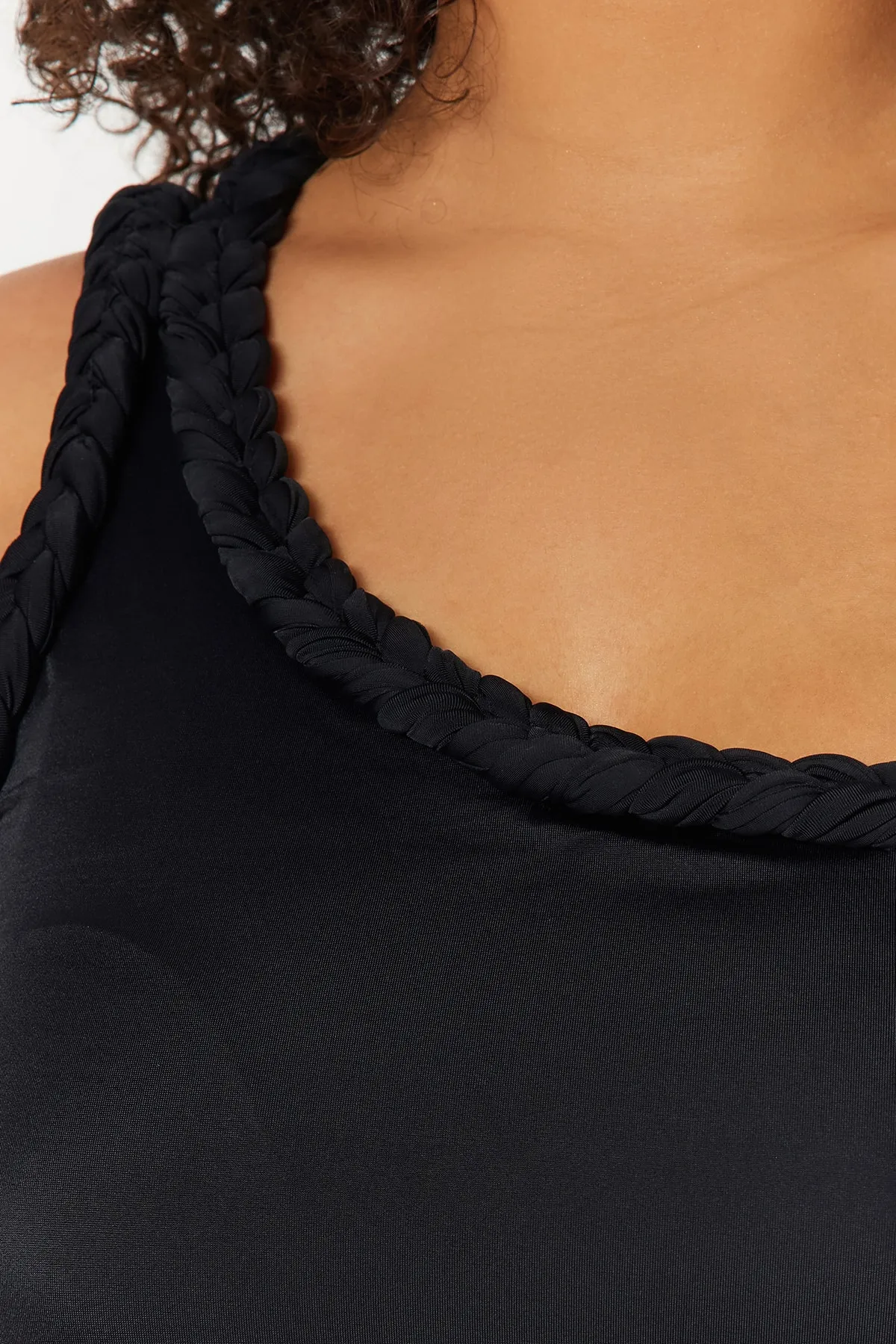 Trendyol Curve  Schwarzer One-Shoulder-Badeanzug mit Makramee-Detail TBBSS23AM00028