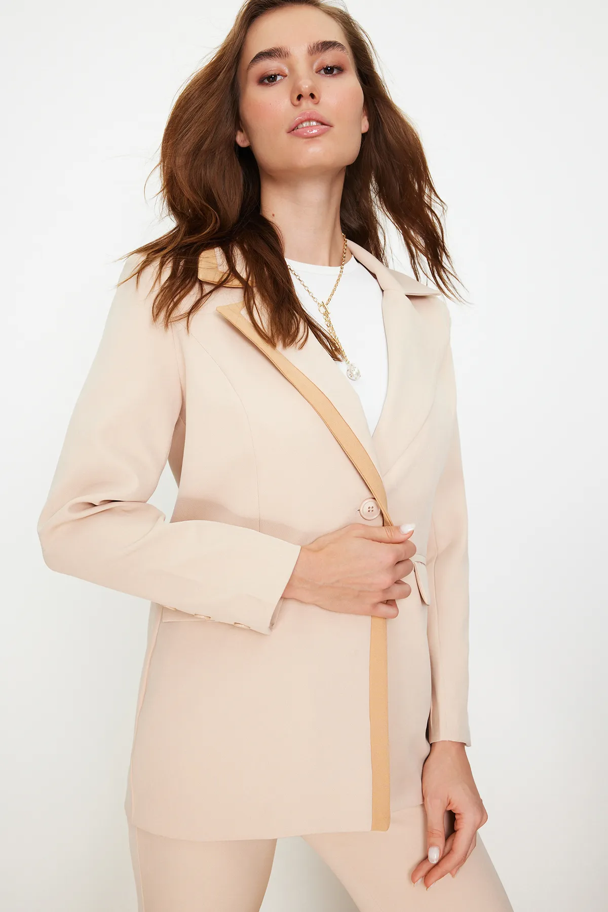 Trendyol Modest  Set mit Jacke, Hose, gewebter Unterseite und Oberteil in Steinfarbenblock-Optik TCTSS24US00003
