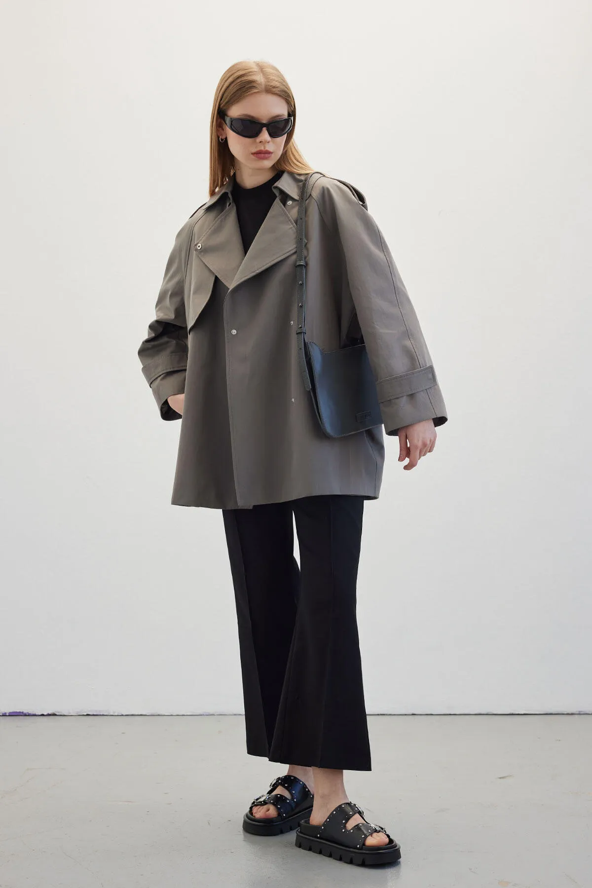 Manuka  Übergroßer kurzer Trenchcoat in Grau