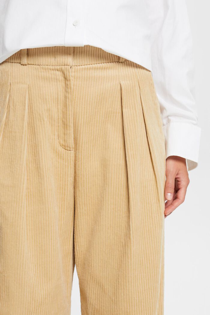 Cordhose mit weitem Bein und mittelhohem Bund