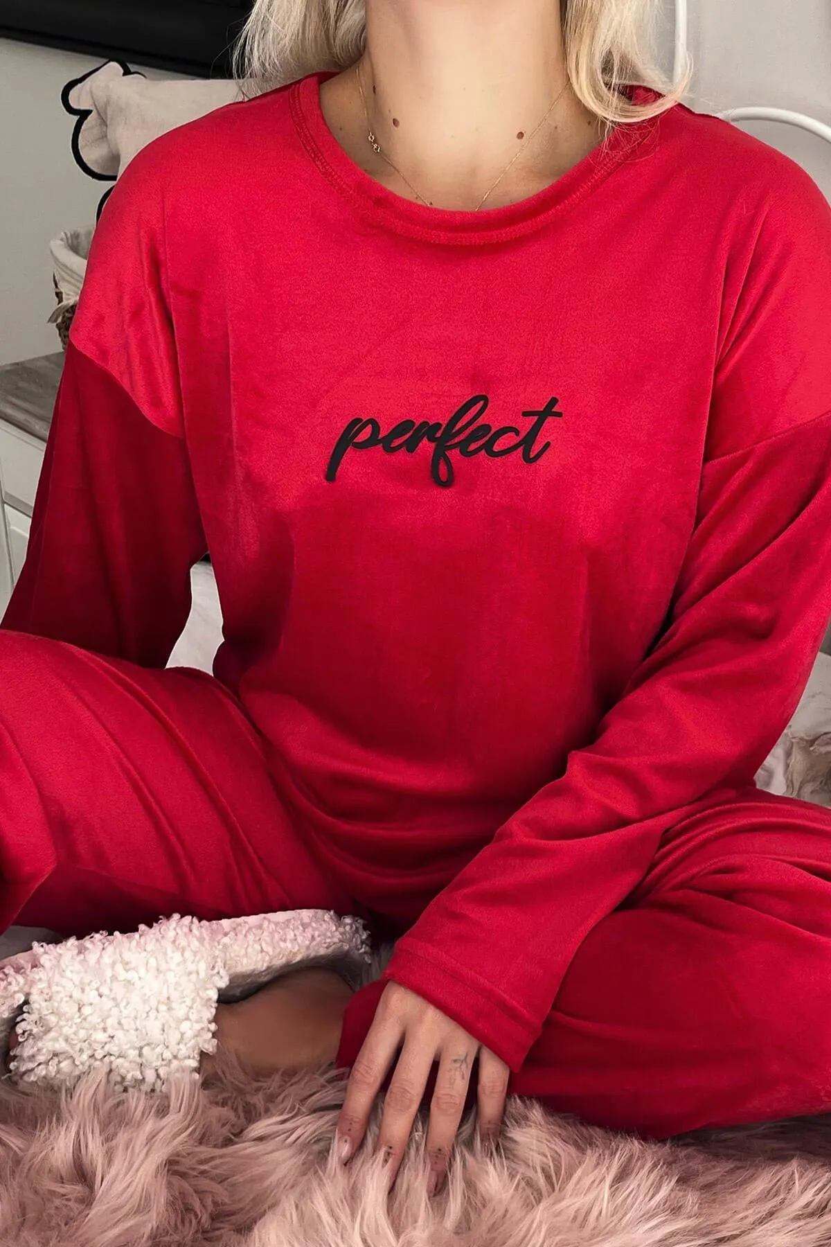 Pijamaevi  Rotes, perfekt gemustertes, exklusives Samt-Pyjama-Set für Damen