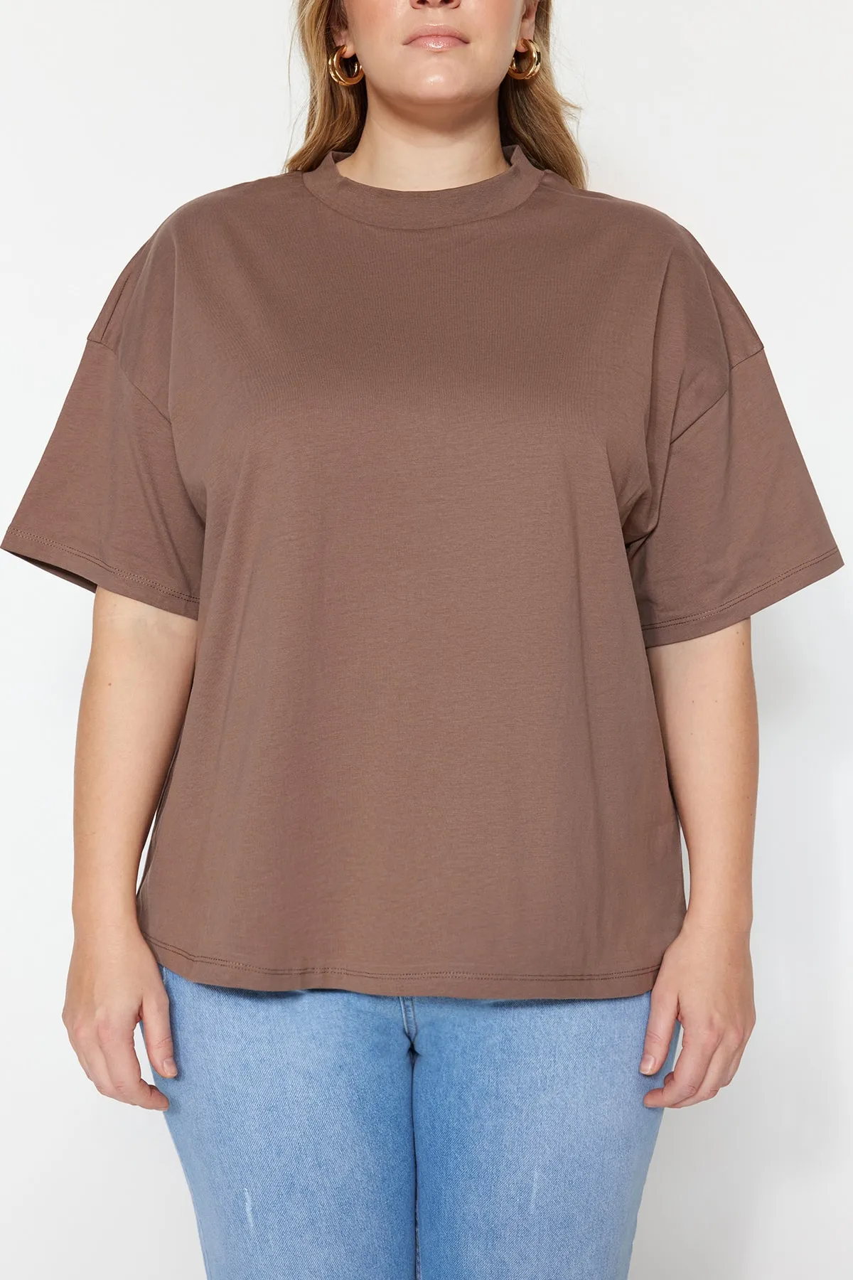 Trendyol Curve  Braunes, geripptes, weit geschnittenes Basic-Strick-T-Shirt mit Kragen TBBSS23BF00017