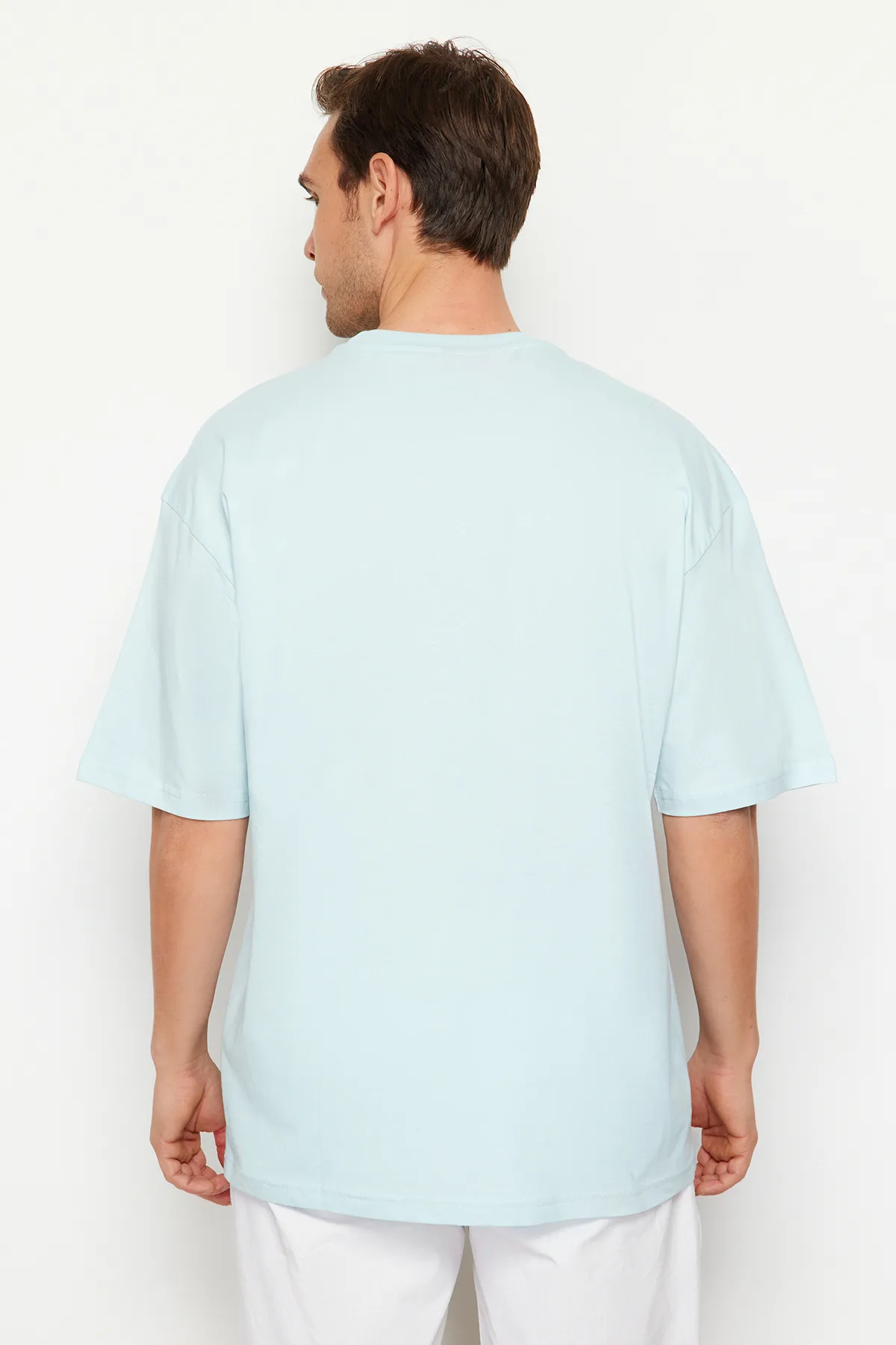 Trendyol Collection  Blaues, übergroßes/weit geschnittenes, kurzärmliges, landschaftlich besticktes T-Shirt aus 100 % Baumwolle TMNSS23TS00243