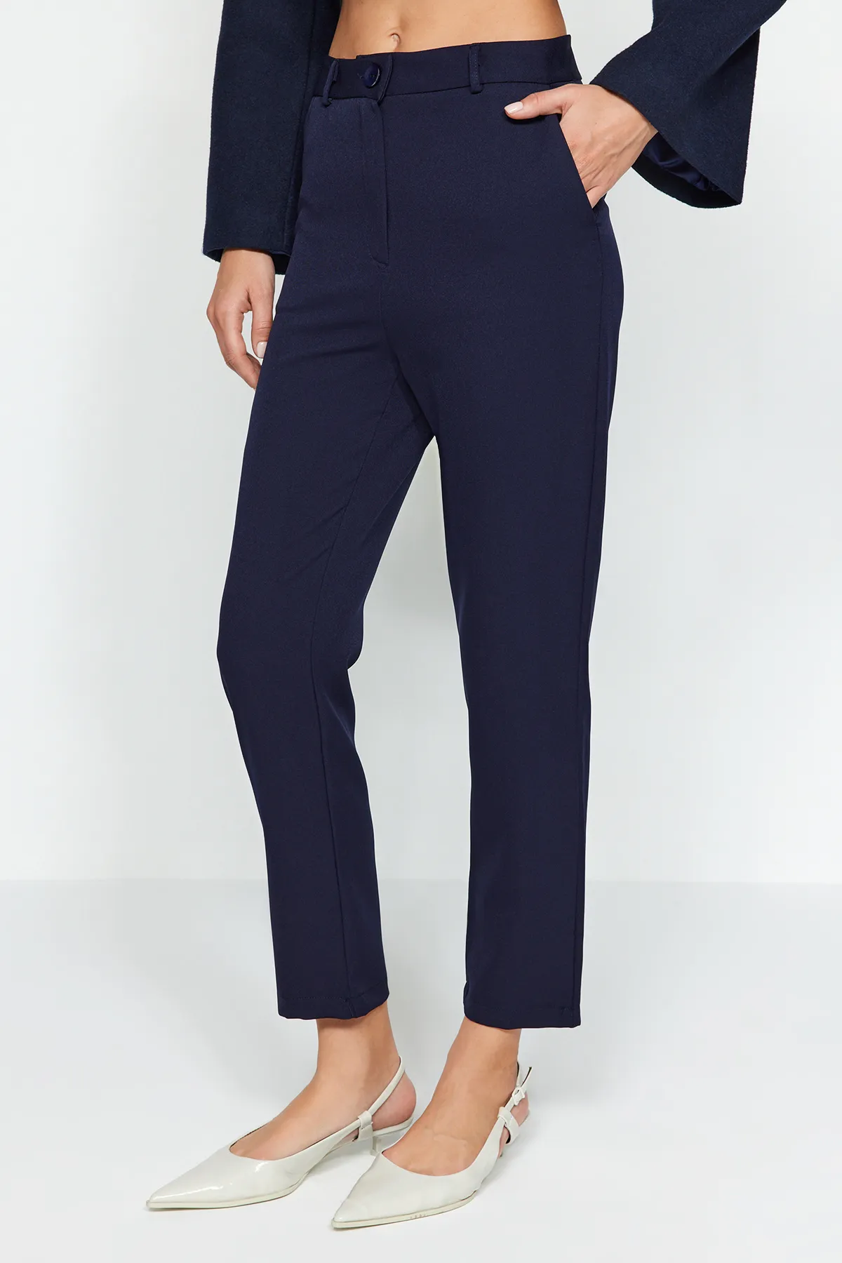 Trendyol Collection  Marineblaue Basic-Zigarettenhose mit schmalem Bein und Webstoff TWOSS19ST0038