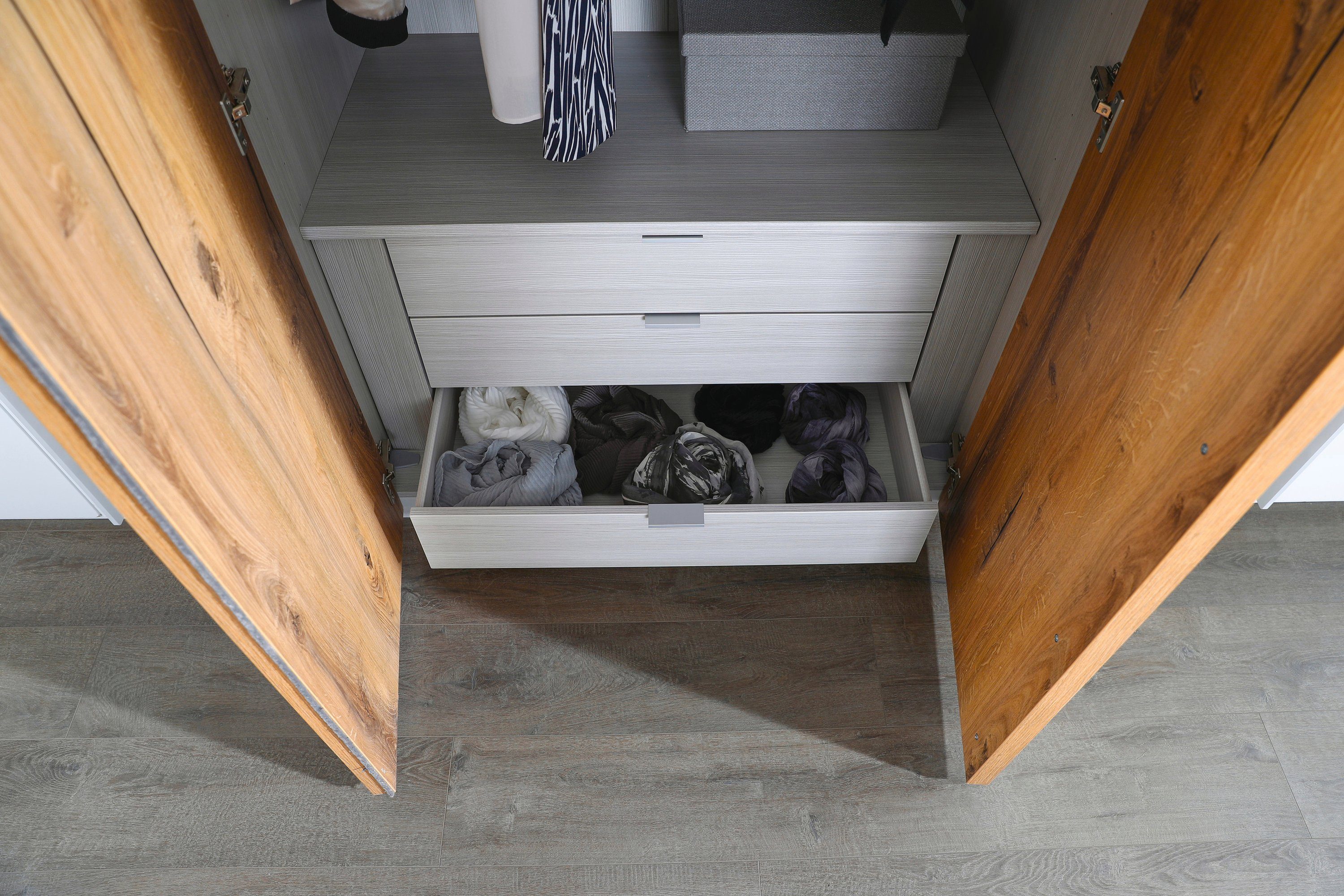 rauch Schlafzimmer-Set Valetta, Schrank, Bett, 2 Nachttische und 2 Paneele, optional mit Beleuchtung