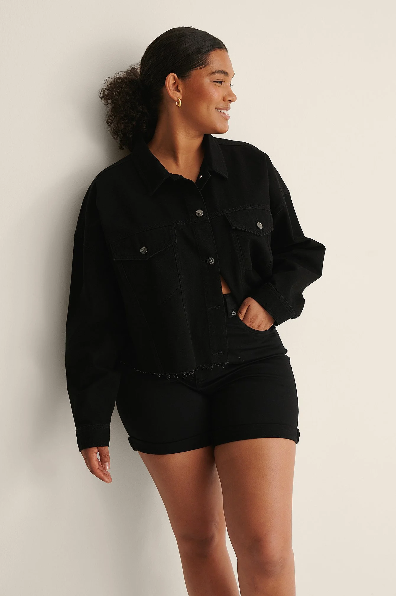 Kurze Oversize Jeansjacke mit grobem Saum