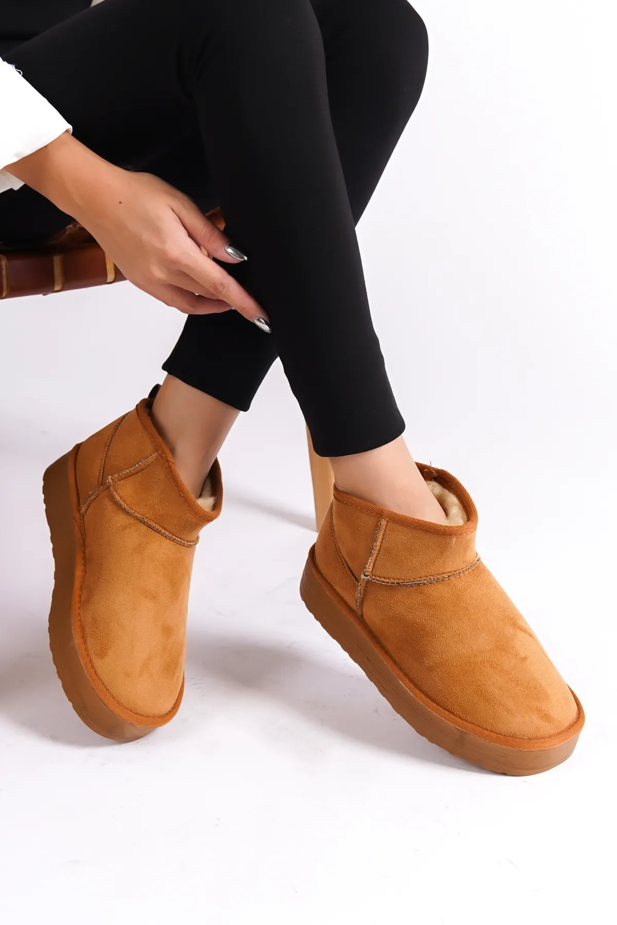 Capone Outfitters  Kurze Damenstiefel mit dicker Sohle und runder Spitze