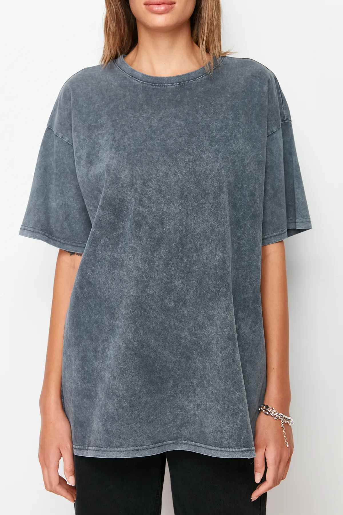 Trendyol Collection  Anthrazitfarbenes Boyfriend-Strick-T-Shirt aus 100 % Baumwolle mit verblasstem Effekt auf der Rückseite und Rundhalsausschnitt TWOSS23TS00109