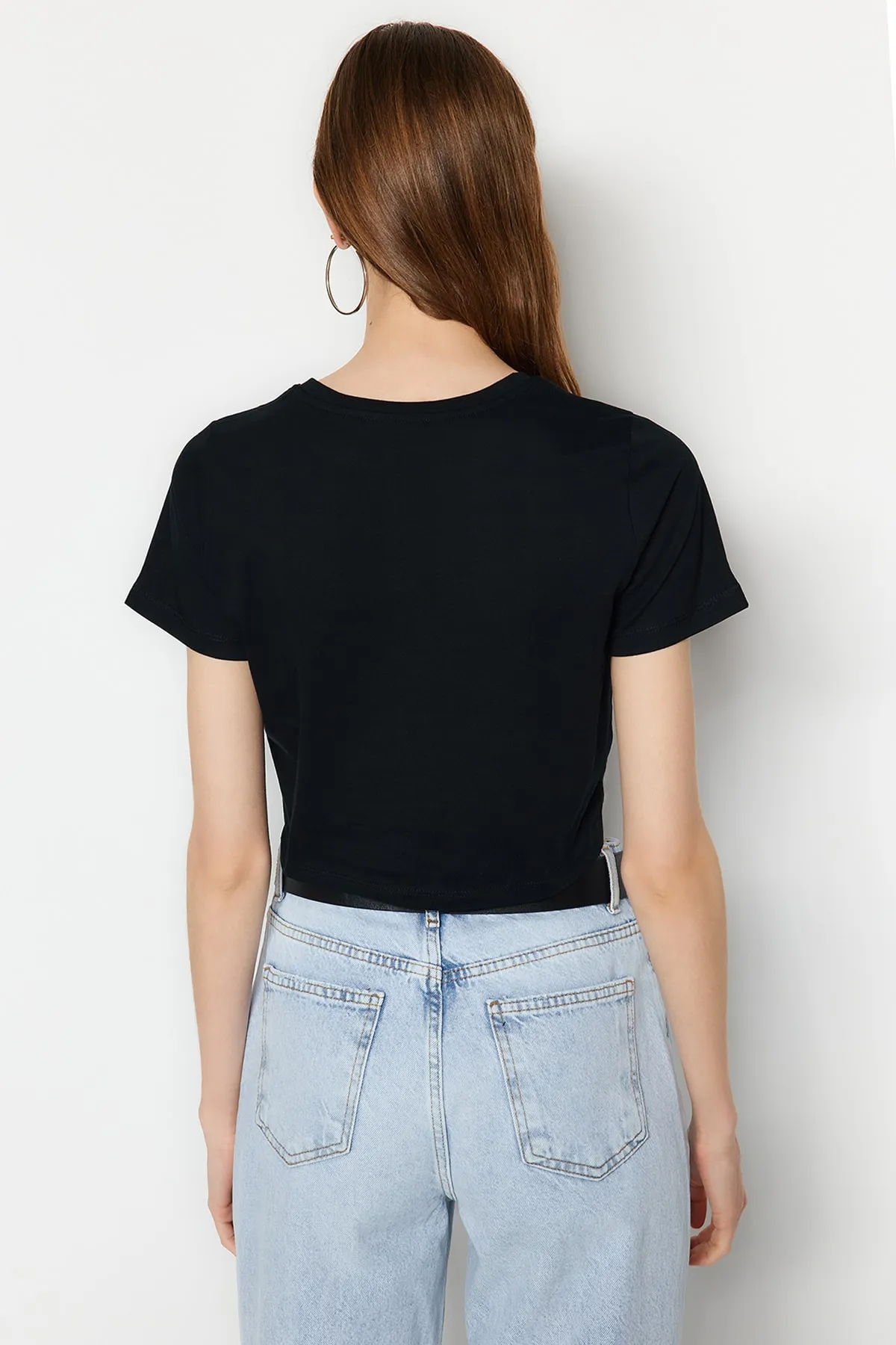 Trendyol Collection  Schwarzes Basic-Strick-T-Shirt mit Rundhalsausschnitt aus 100 % Baumwolle mit Rüschen und Details TWOSS22TS1032