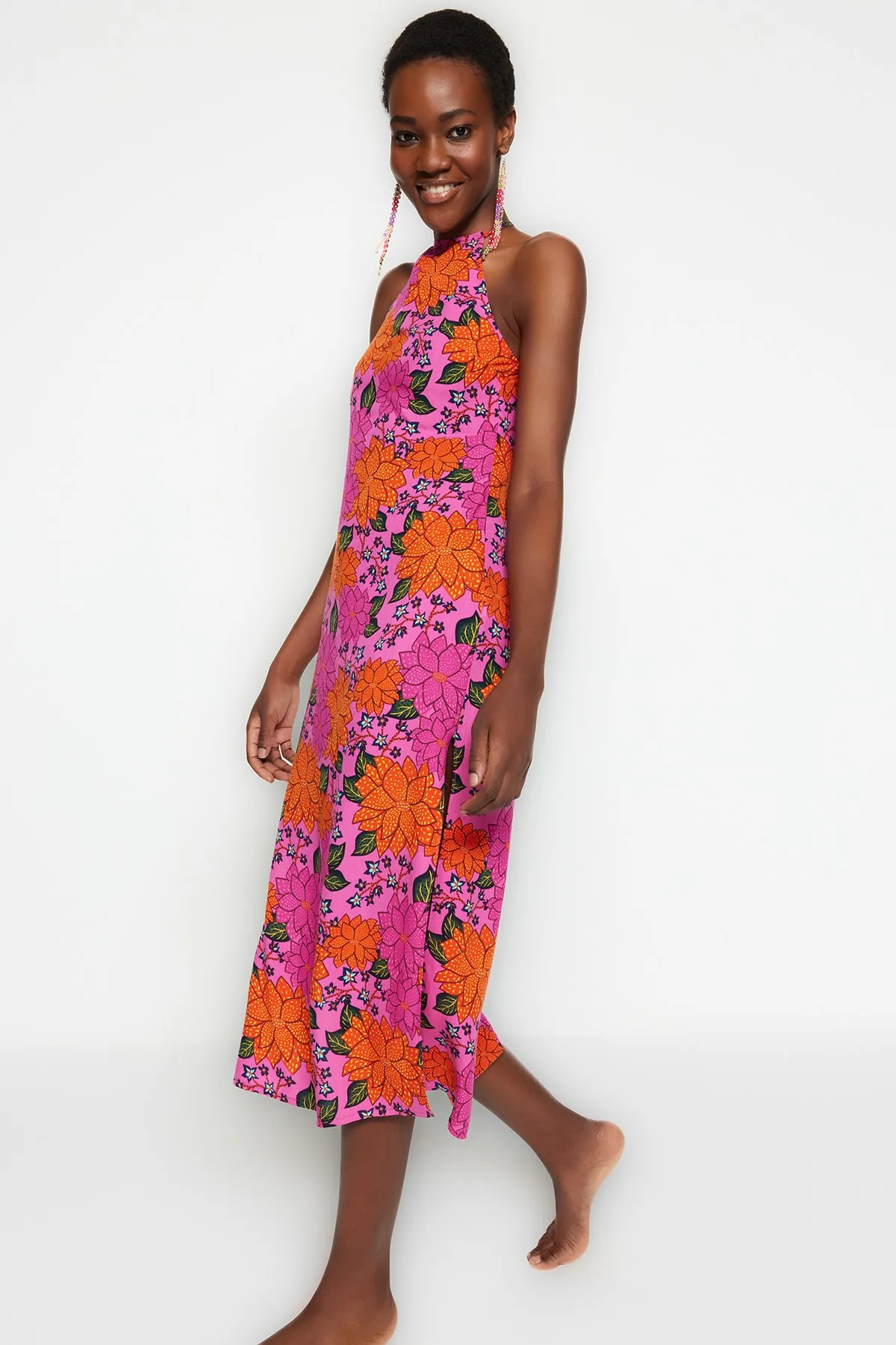 Trendyol Collection  Rückenfreies Midi-Strandkleid aus Webstoff mit Blumenmuster TBESS23EL00062