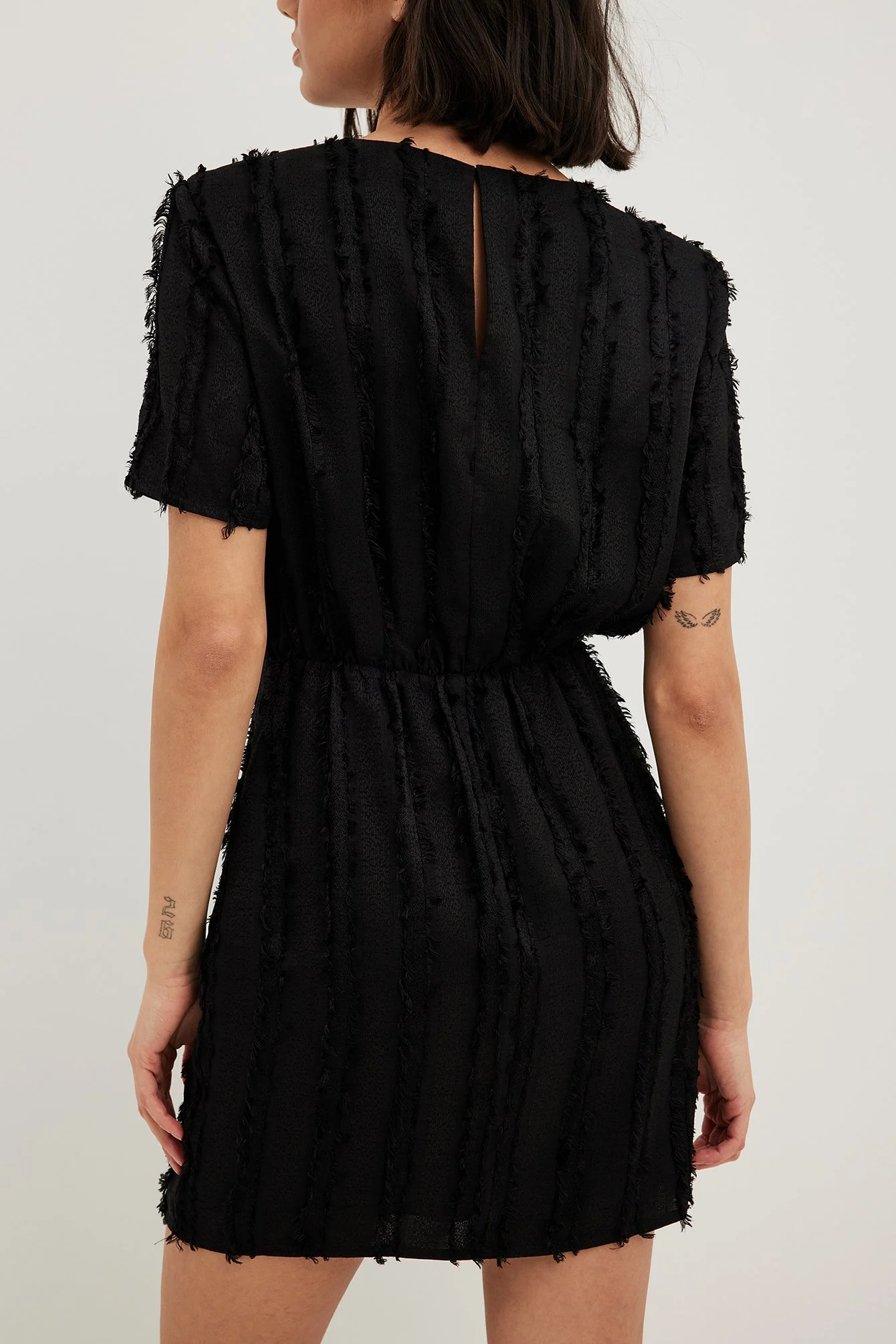 Fransiges Minikleid mit kurzen Ärmeln