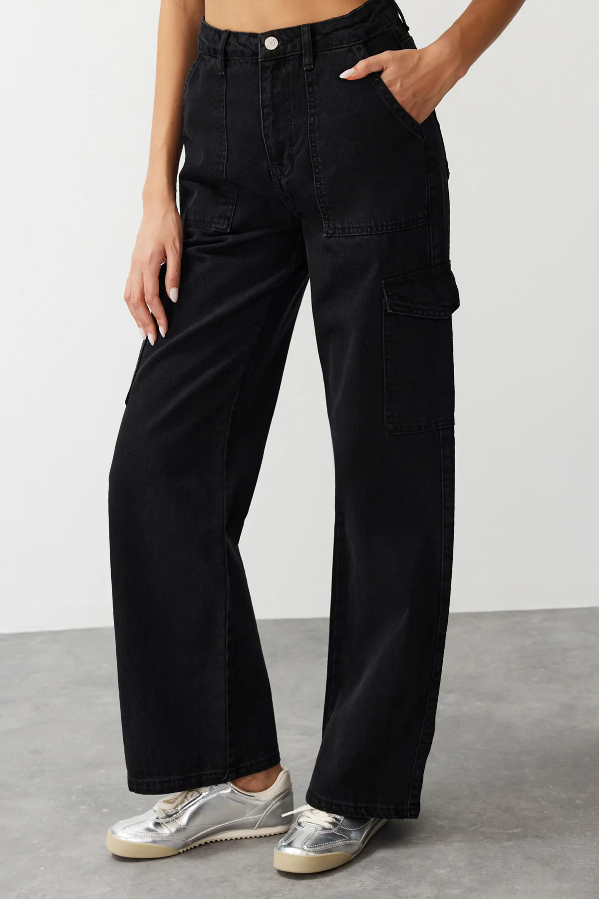 Trendyol Collection  Schwarze Jeans mit weitem Bein und hoher Taille und Cargotasche TWOAW22JE0392