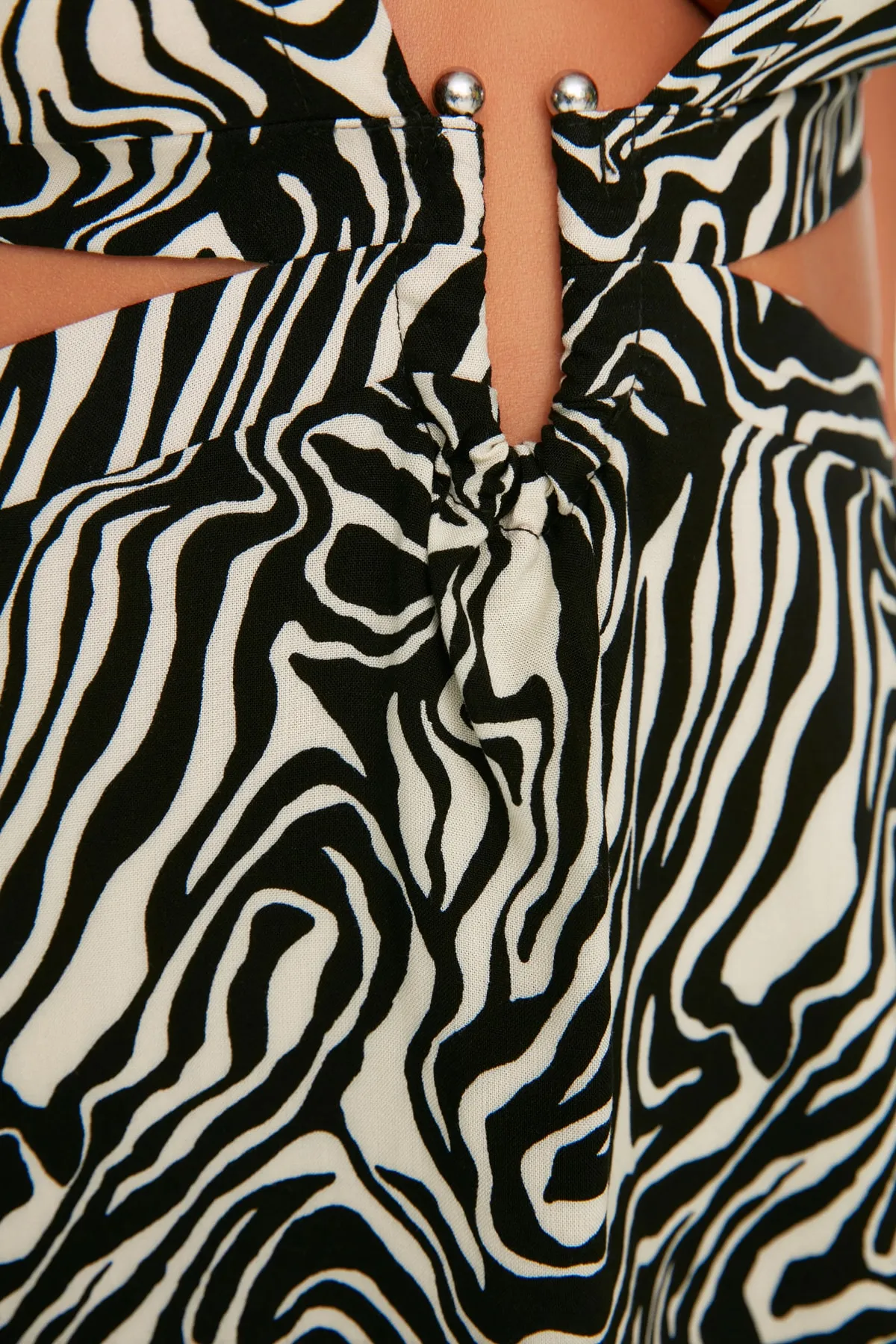 Trendyol Collection  Schwarz-weißes, abstraktes, gemustertes, detailliertes Strandkleid mit Ausschnitten TBESS21EL1350