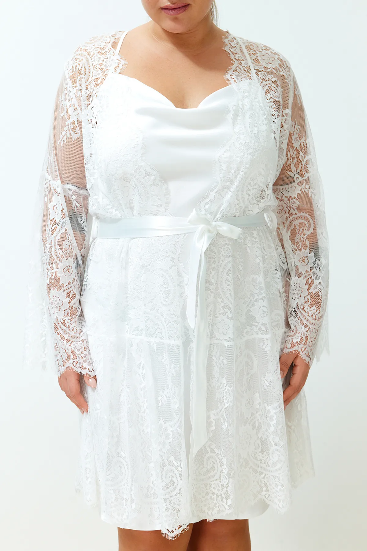 Trendyol Curve  Weißer, gestrickter Brautkleid aus Spitze mit Gürtel TBBSS24SB00002