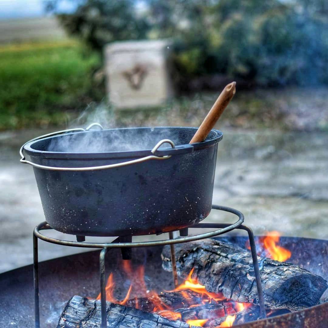 BBQ-Toro Holzkohlegrill Dutch Oven Kit in Holzkiste, 6-tlg. Gusseisen Kochset, Grillzubehör
