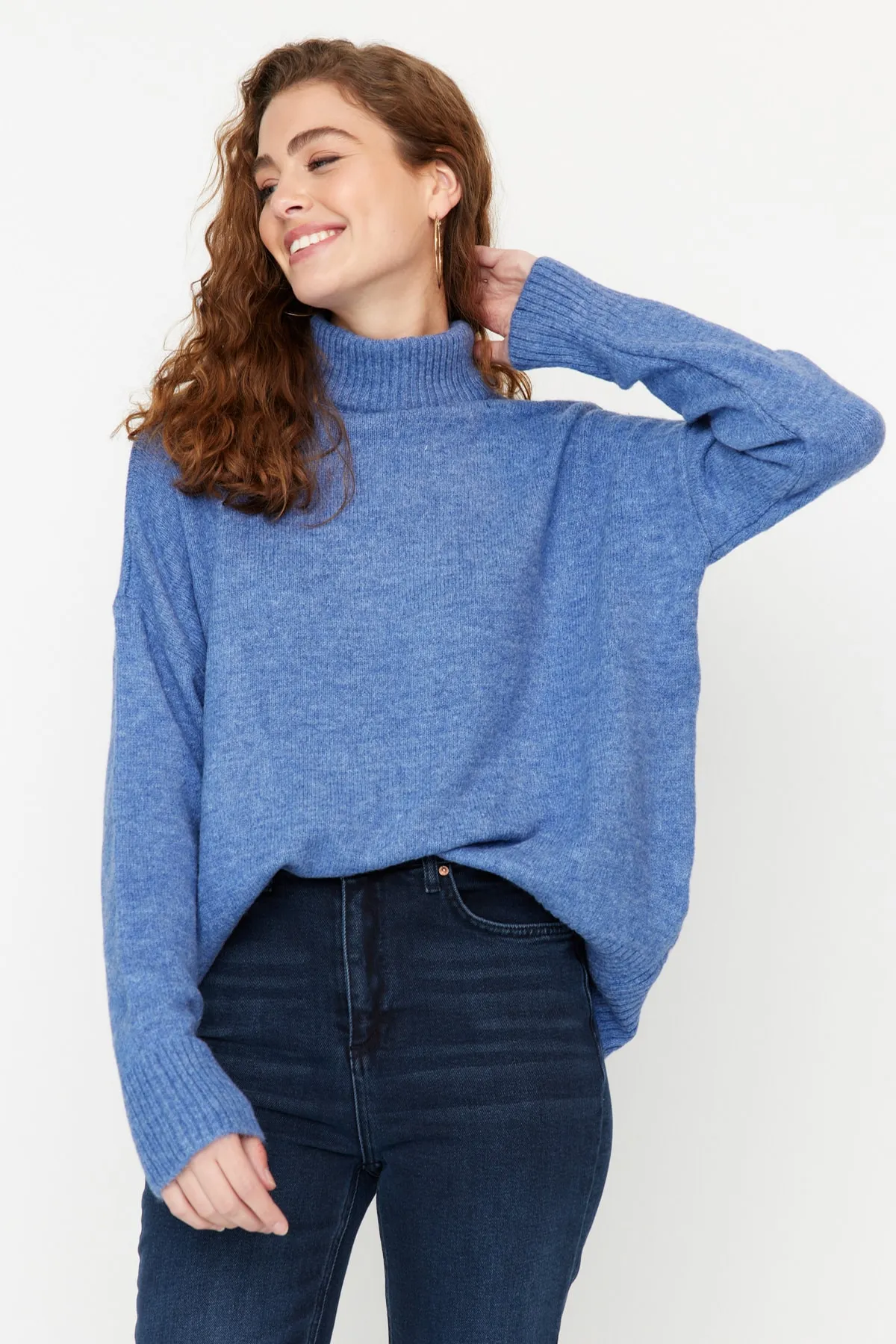 Trendyol Collection  Blauer, weich strukturierter Strickpullover mit Stehkragen und weiter Passform TWOAW23KZ00469