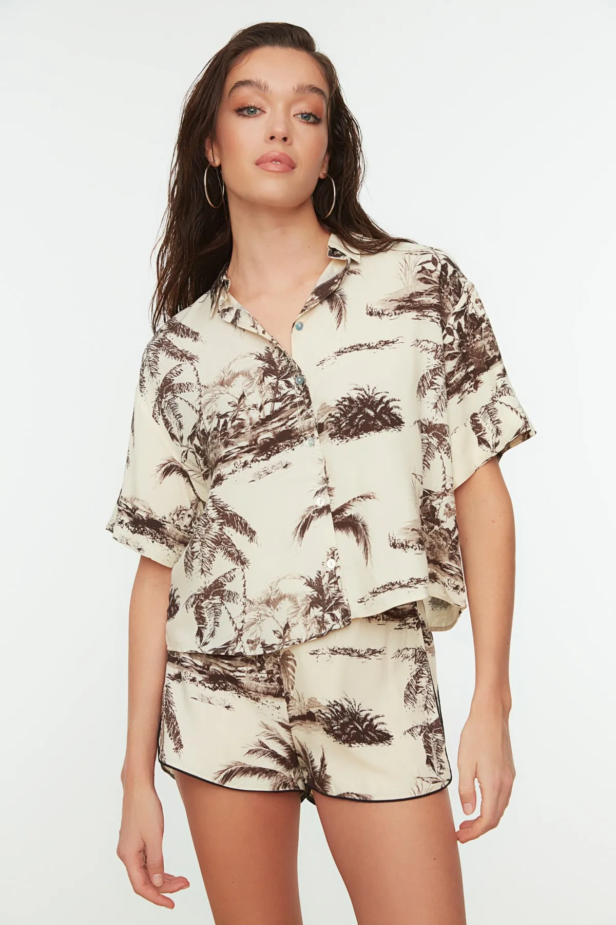 Trendyol Collection  Braut-Hemd-Shorts-Set mit tropischem Muster aus Webstoff TBESS21AU0078