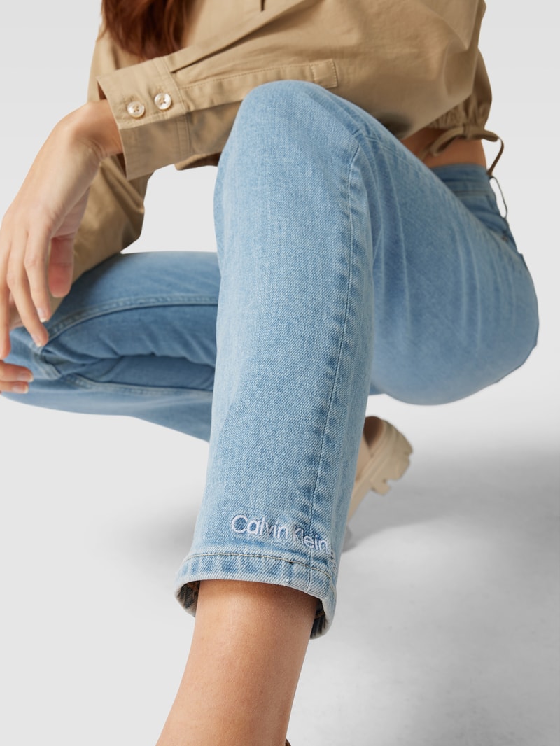 Mom Fit Jeans mit Label-Patch in hellblau