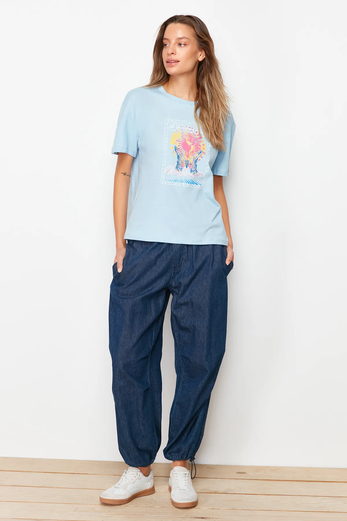 Trendyol Collection  Hellblaues, bedrucktes, lockeres/weites, entspanntes Strick-T-Shirt mit Rundhalsausschnitt aus 100 % Baumwolle TWOSS22TS1145