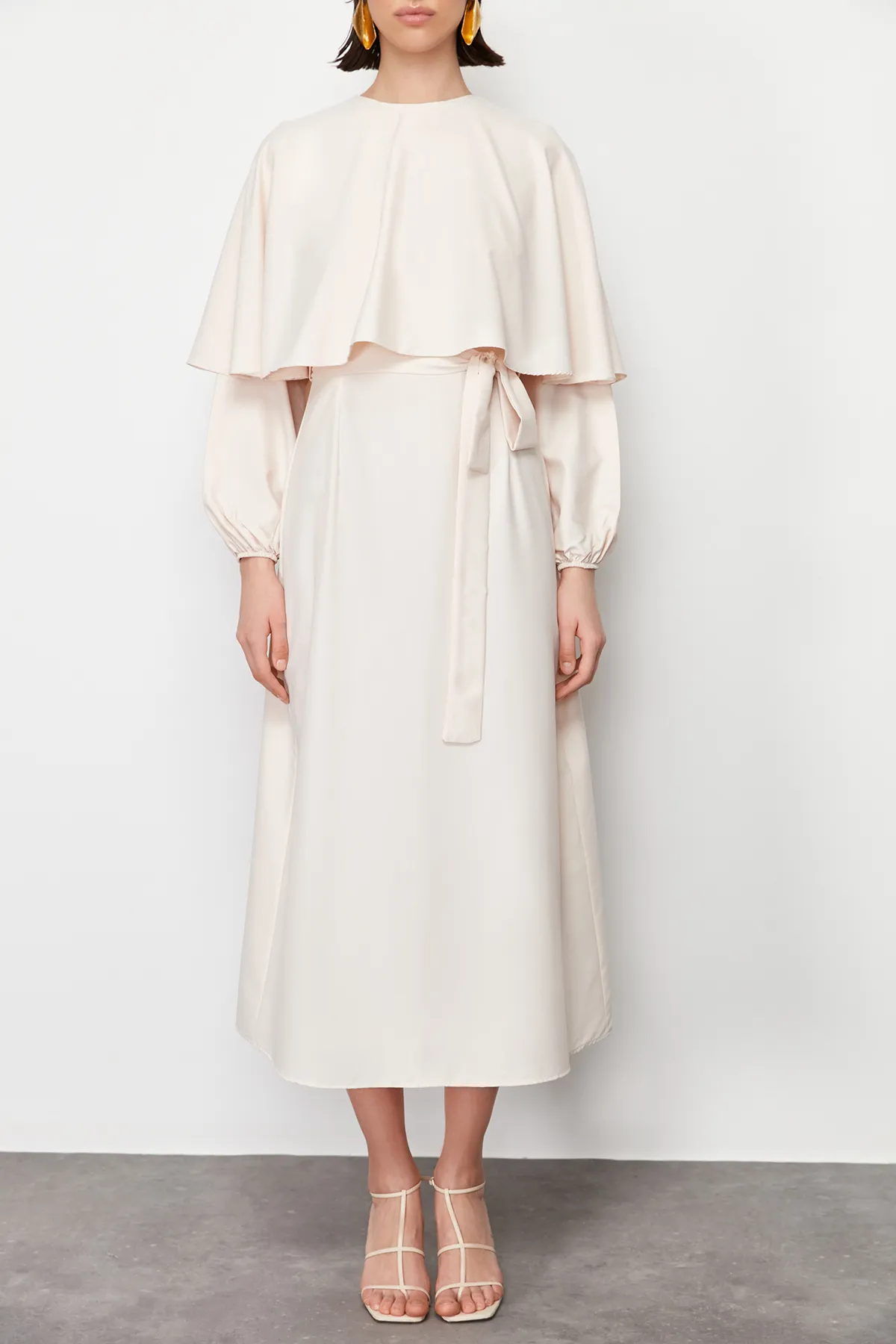 Trendyol Modest  Beiges Kleid aus Satingewebe mit Cape und Schärpe TCTSS24EB00176