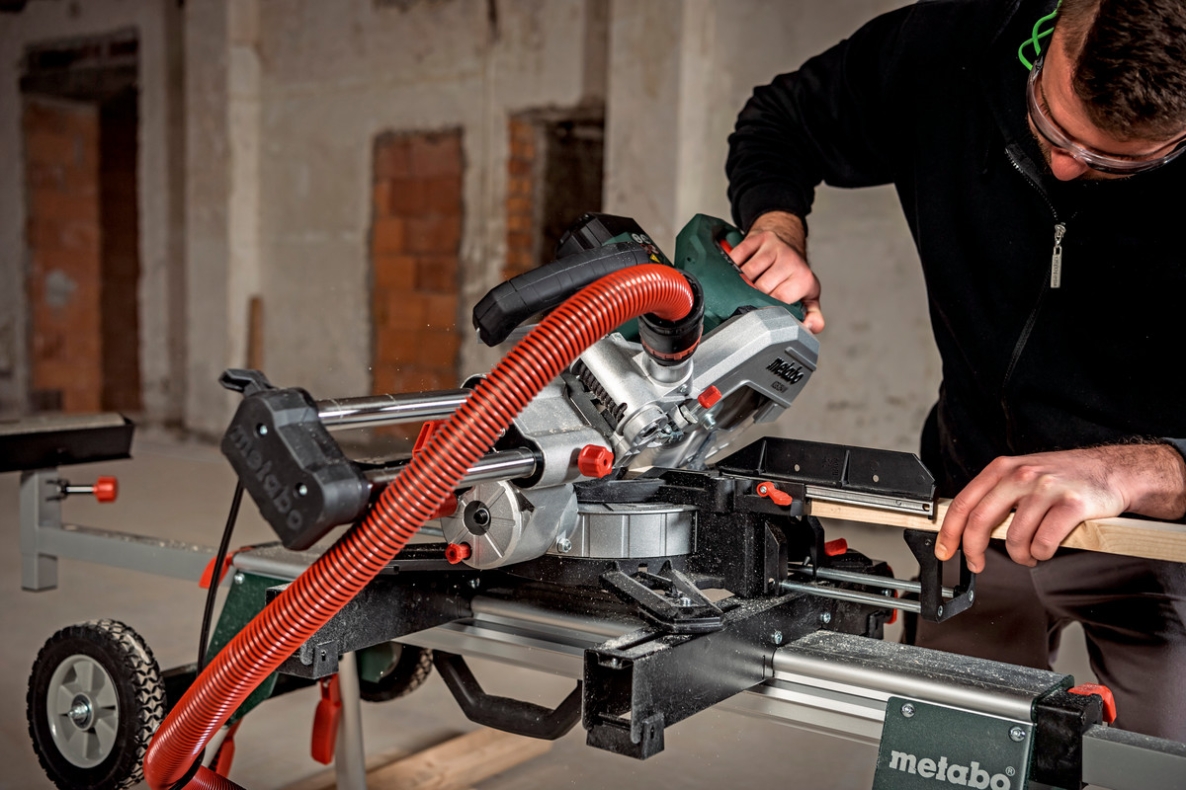 Metabo 691213000 KGS 216 M Fierăstrău circular cu funcție de tragere + bază KSU 251