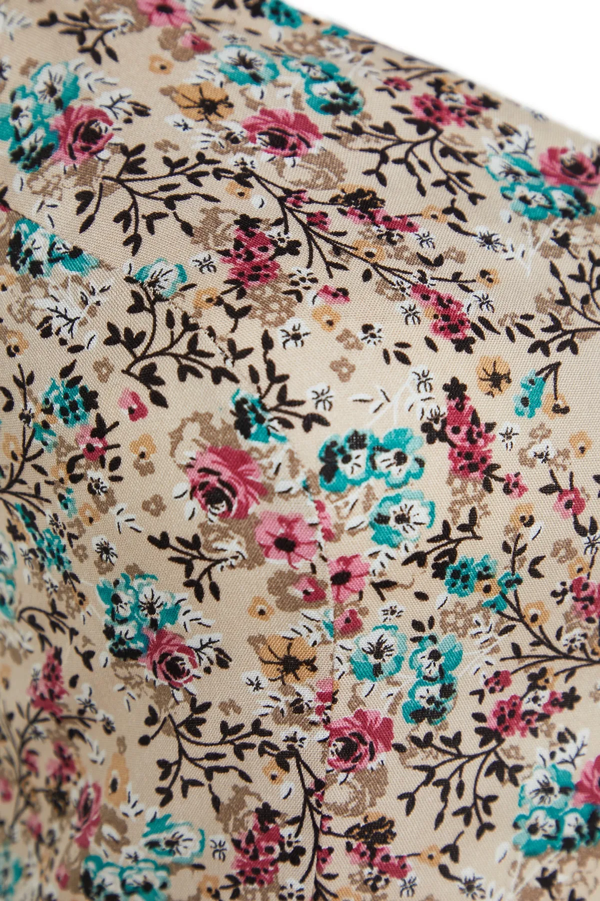 Trendyol Curve  Beigefarbenes Kleid mit gewebten Trägern und Blumenmuster TBBSS22AH0055