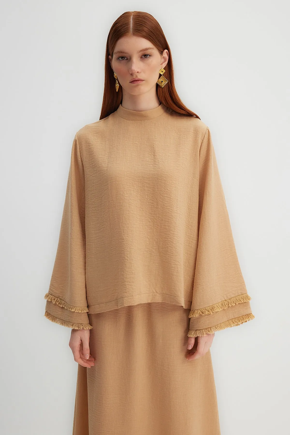 Trendyol Modest  X Kevser Sarıoglu Beige gewebte Tunika mit Stehkragen und Quastendetail TCLSS23UK00008