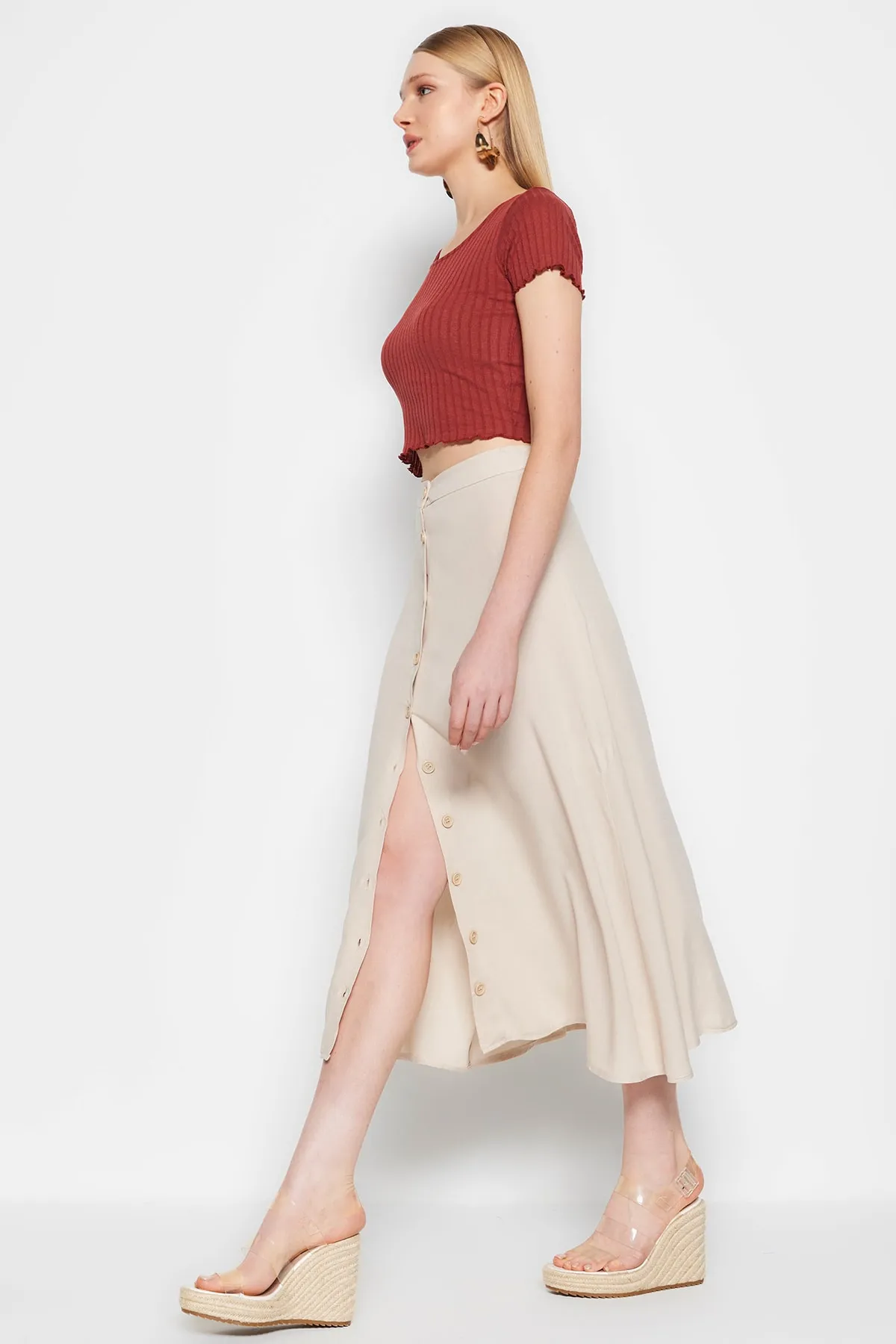 Trendyol Collection  Nerzfarbener Midirock aus Viskosestoff mit gewebten Knöpfen TWOSS23ET00054
